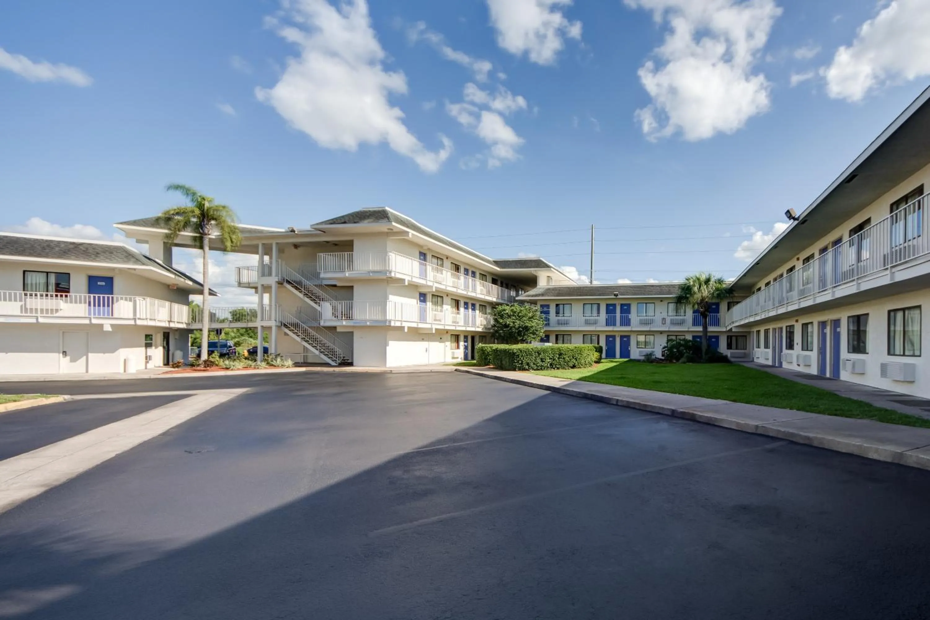 Property building in Motel 6-Lakeland, FL