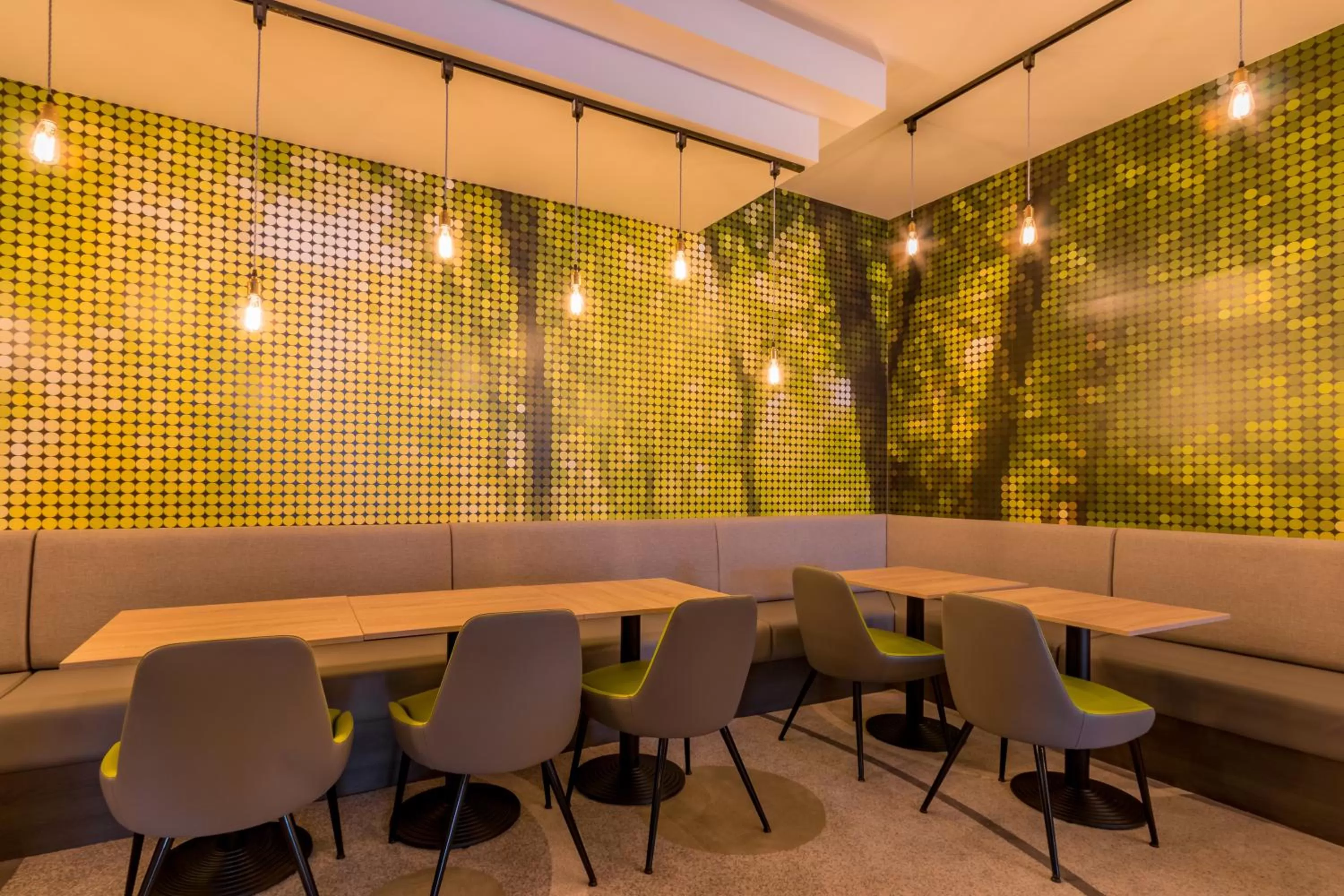 Lounge or bar in Thistle Express London Luton