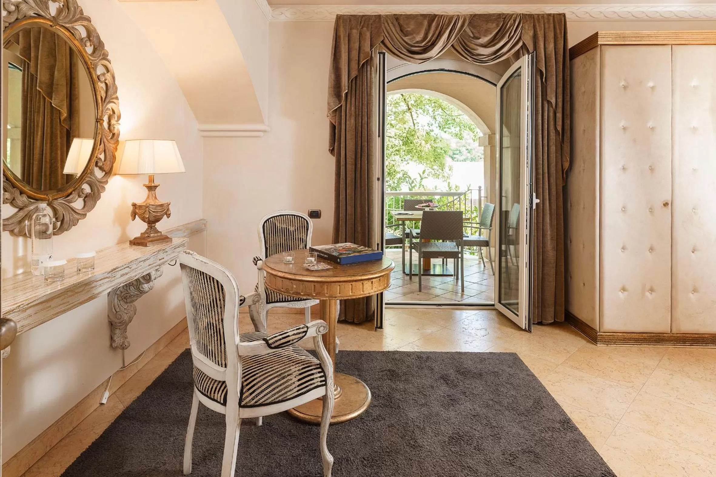 Living room in Romano Palace Luxury Hotel