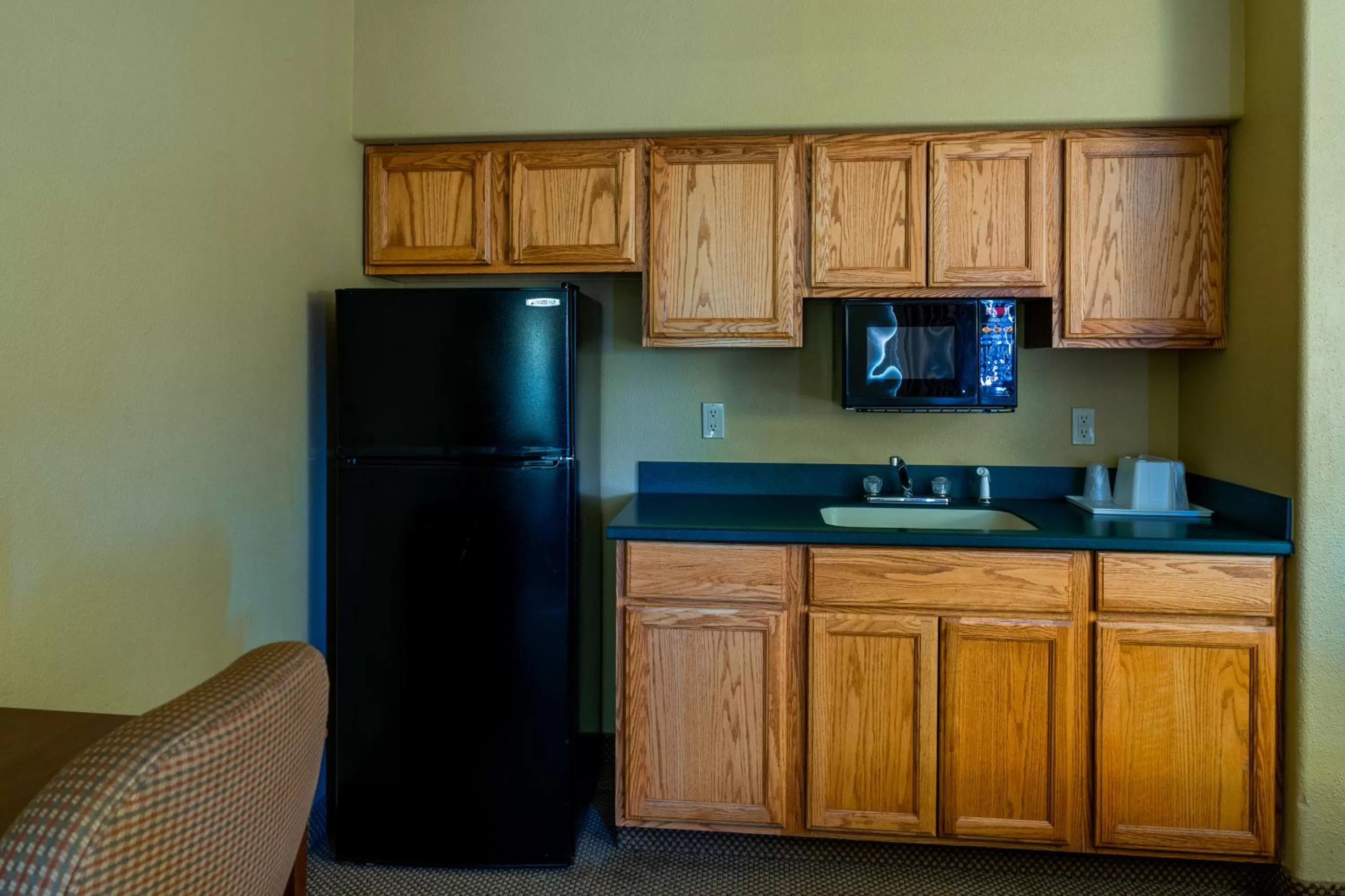 Kitchen or kitchenette in Pinedale Hotel & Suites