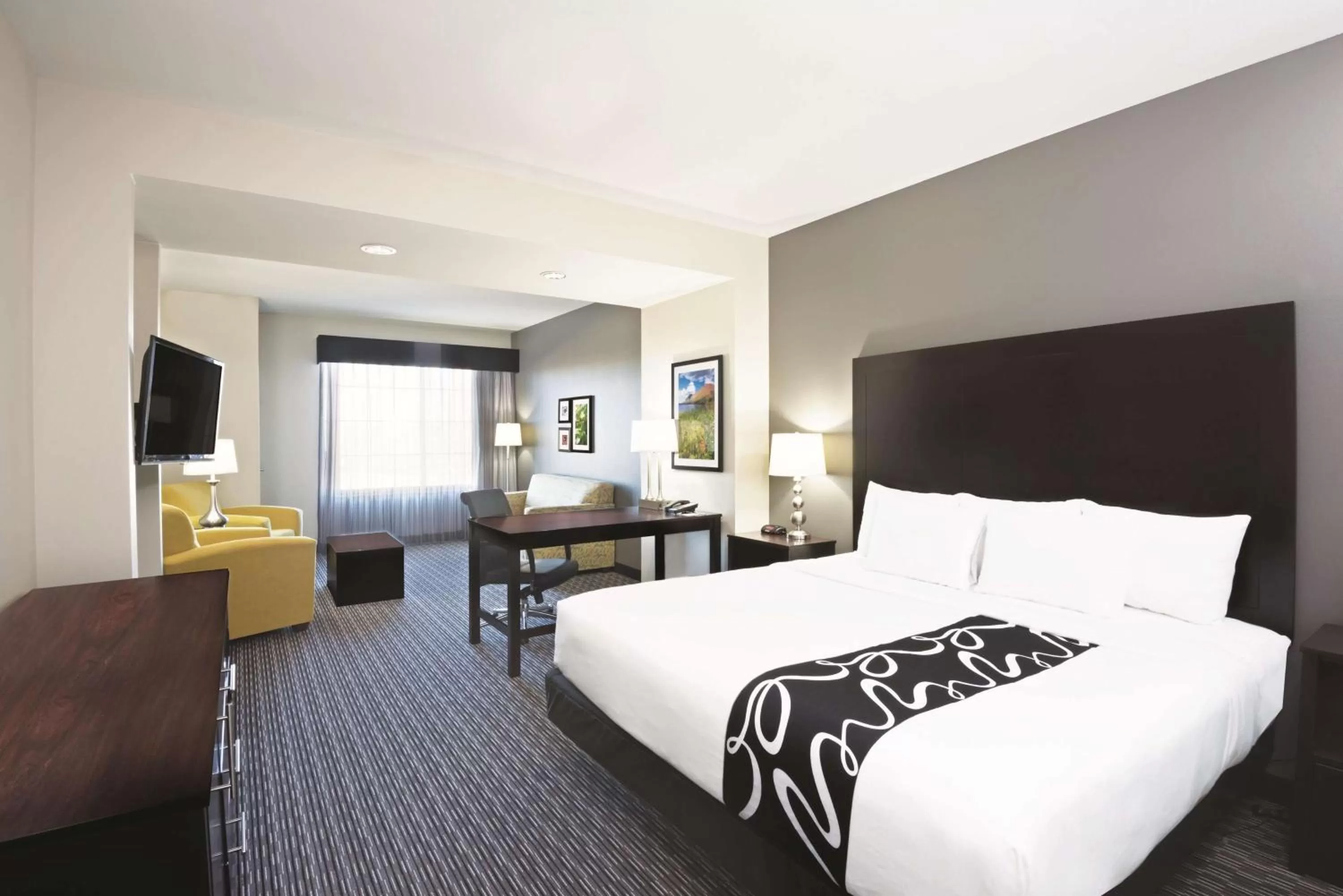 Photo of the whole room, Bed in La Quinta by Wyndham Billings