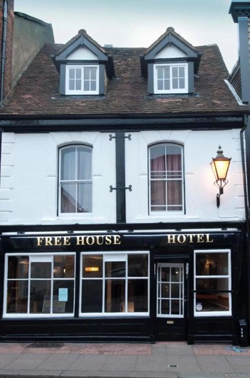 Facade/entrance, Property Building in The Golden Lion Wetherspoon