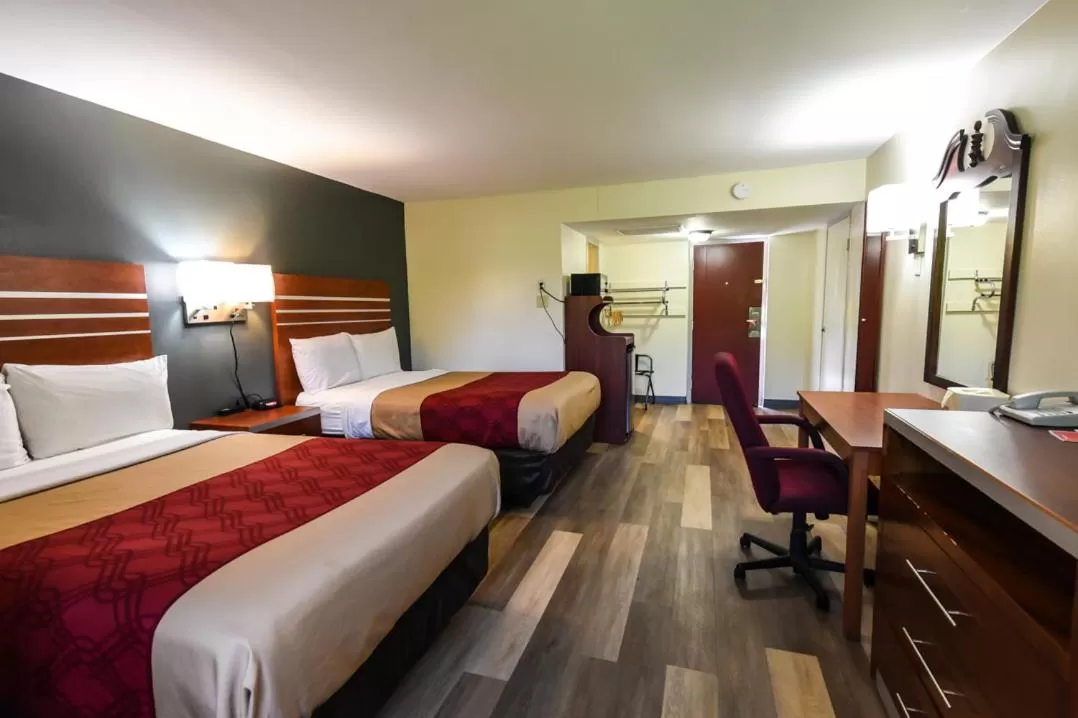 Double Room with Two Double Beds - Smoking in Econo Lodge