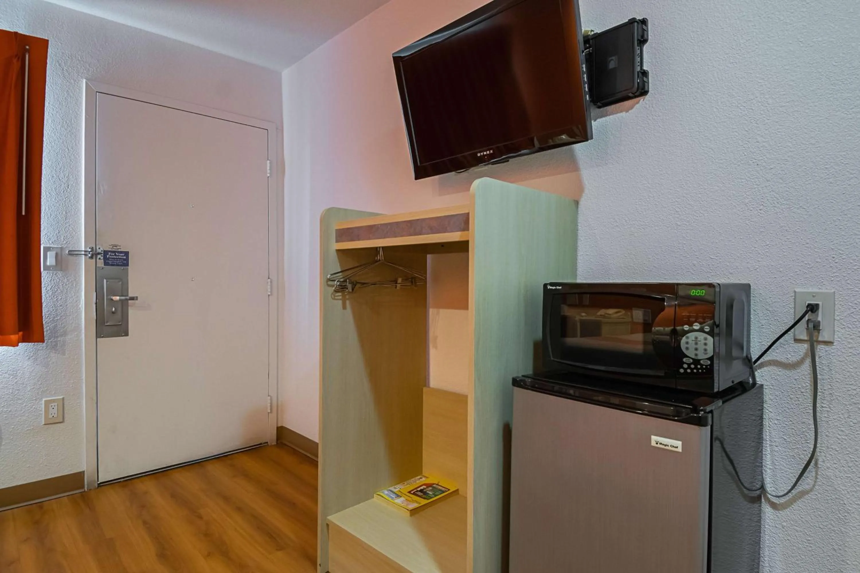 TV and multimedia in Motel 6 Lost Hills / Buttonwillow Racetrack