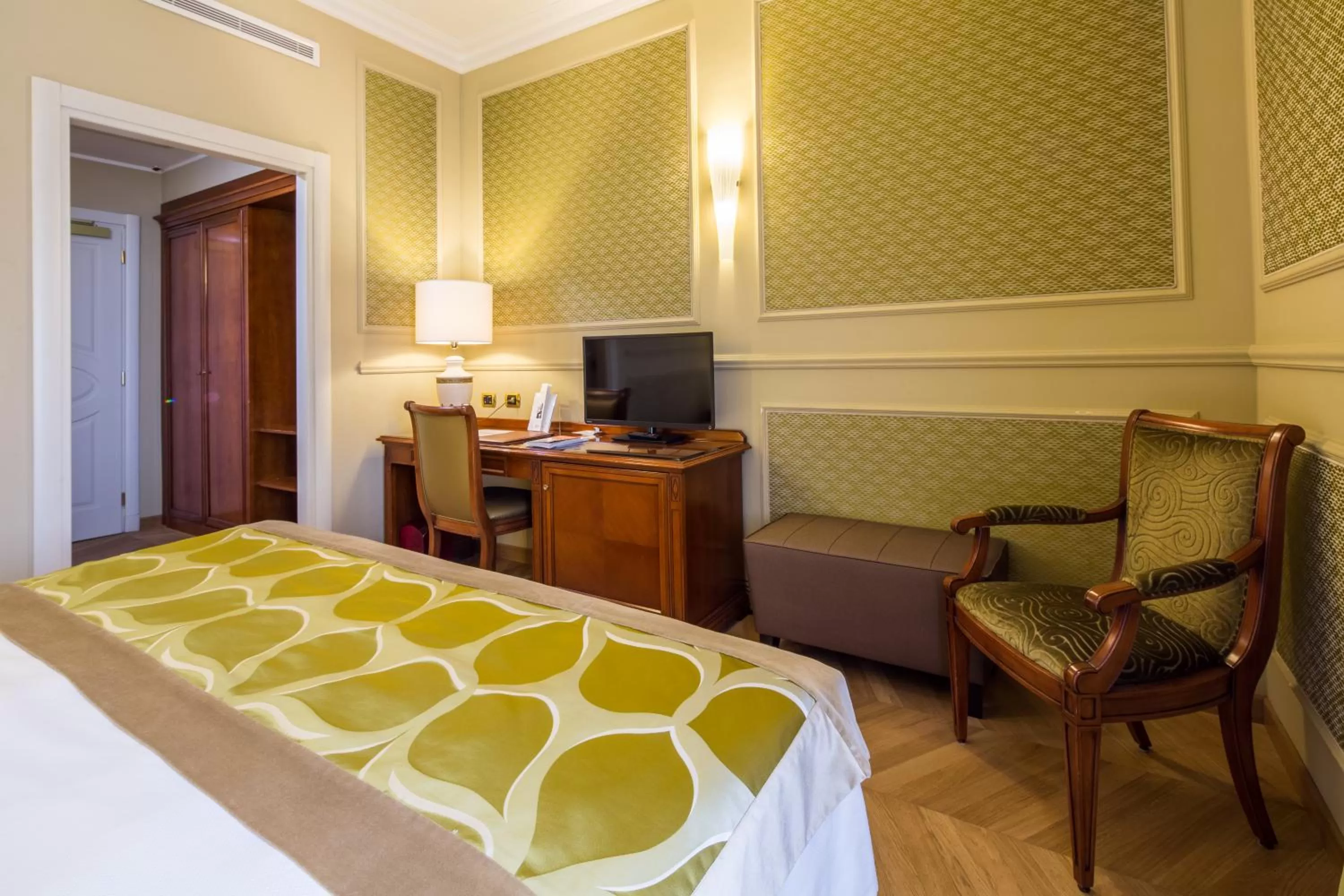 Bedroom, Bed in Grand Visconti Palace