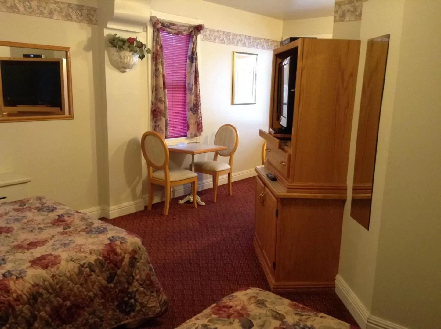 Bed in Lakeview Hotel