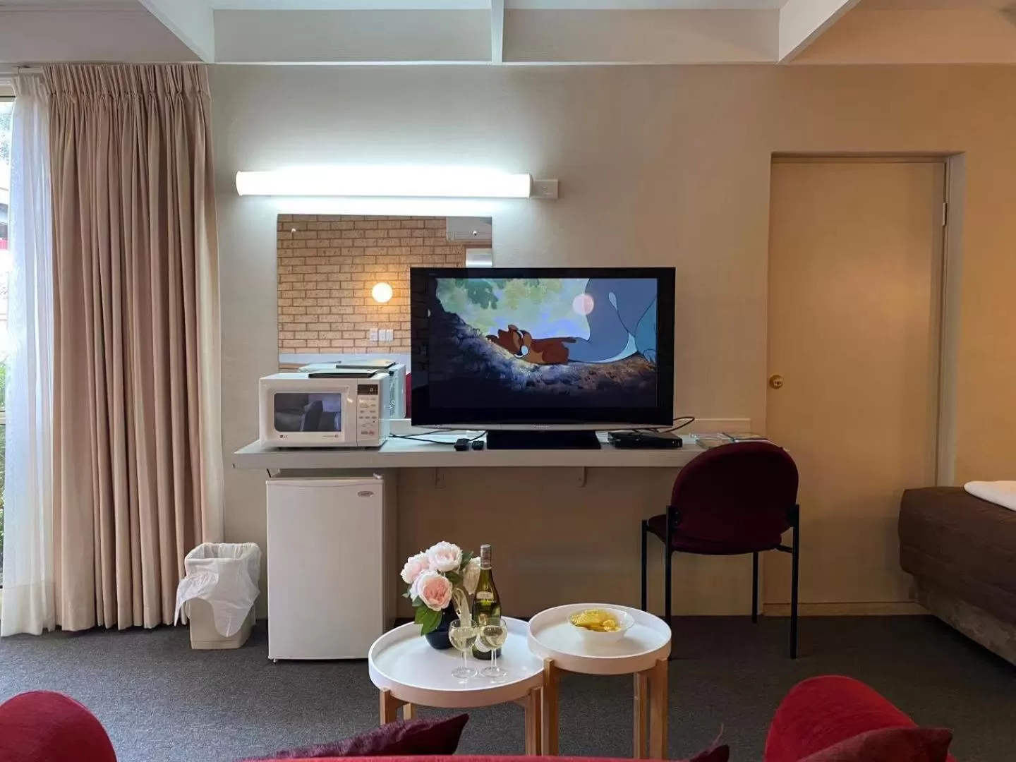 Communal lounge/ TV room in Apollo Motel Parkes