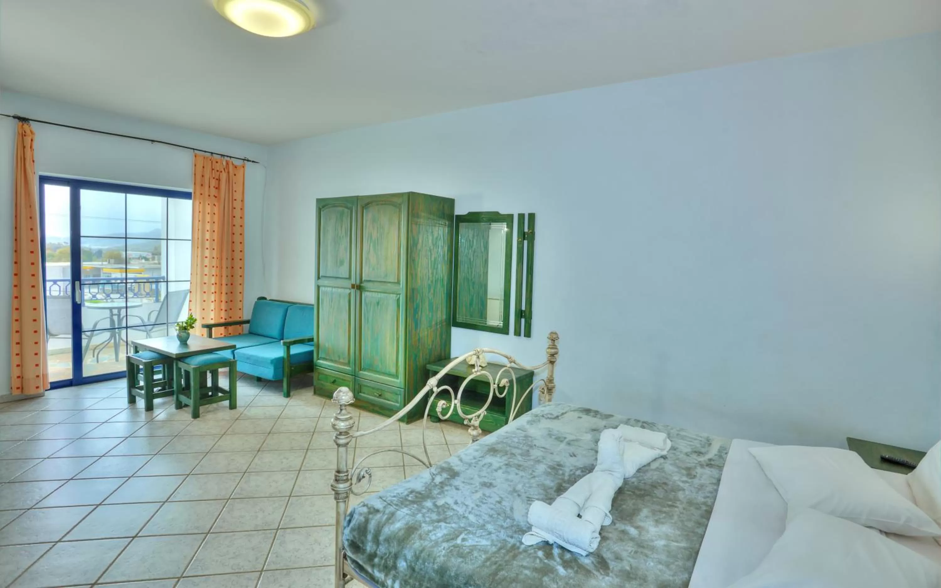 Bed, Seating Area in Hotel Zeus