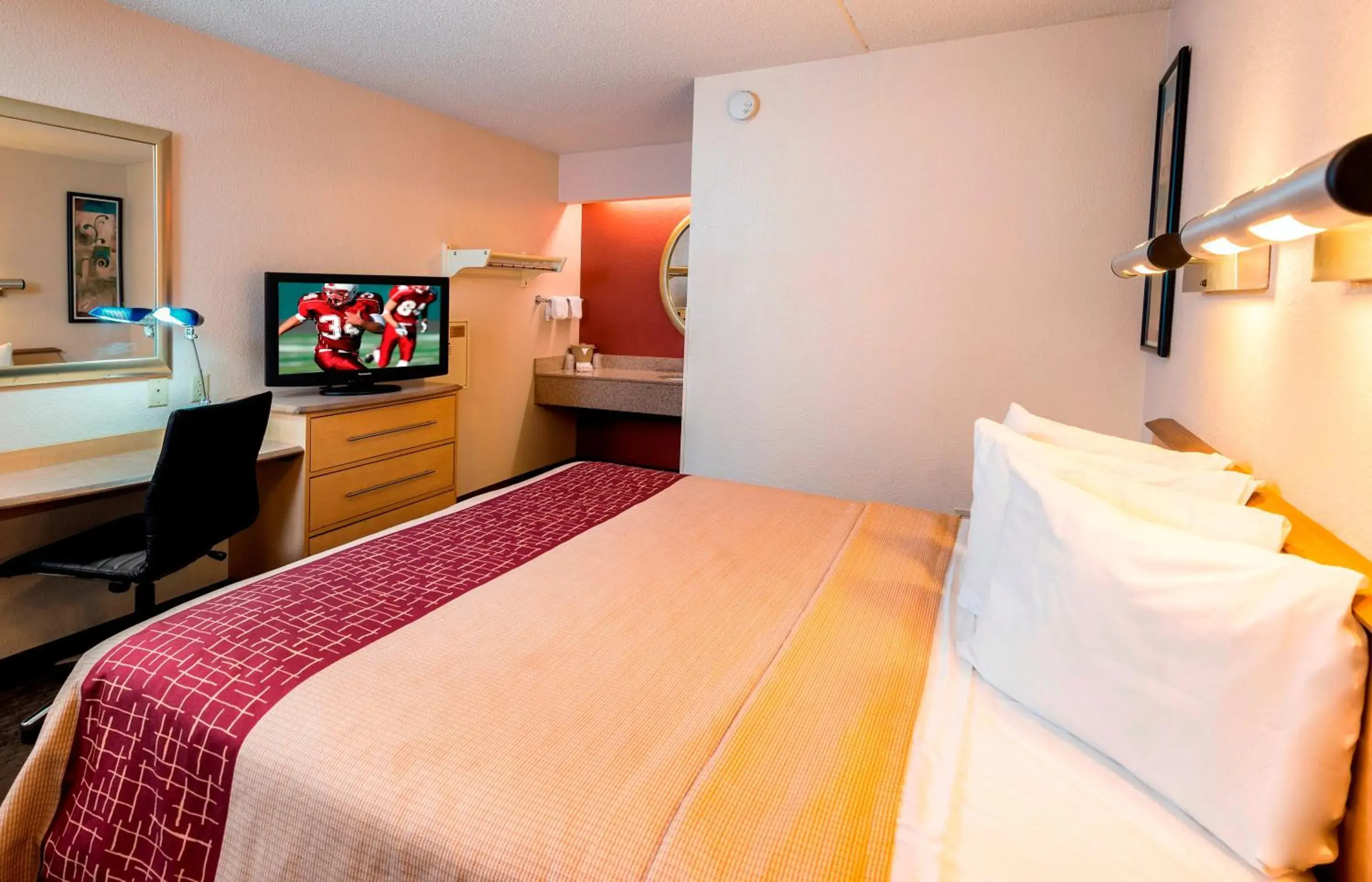 Standard King Room Smoke Free in Red Roof Inn Buffalo - Hamburg/ I-90 Standard King Room Smoke Free in Red Roof Inn Buffalo - Hamburg/ I-90