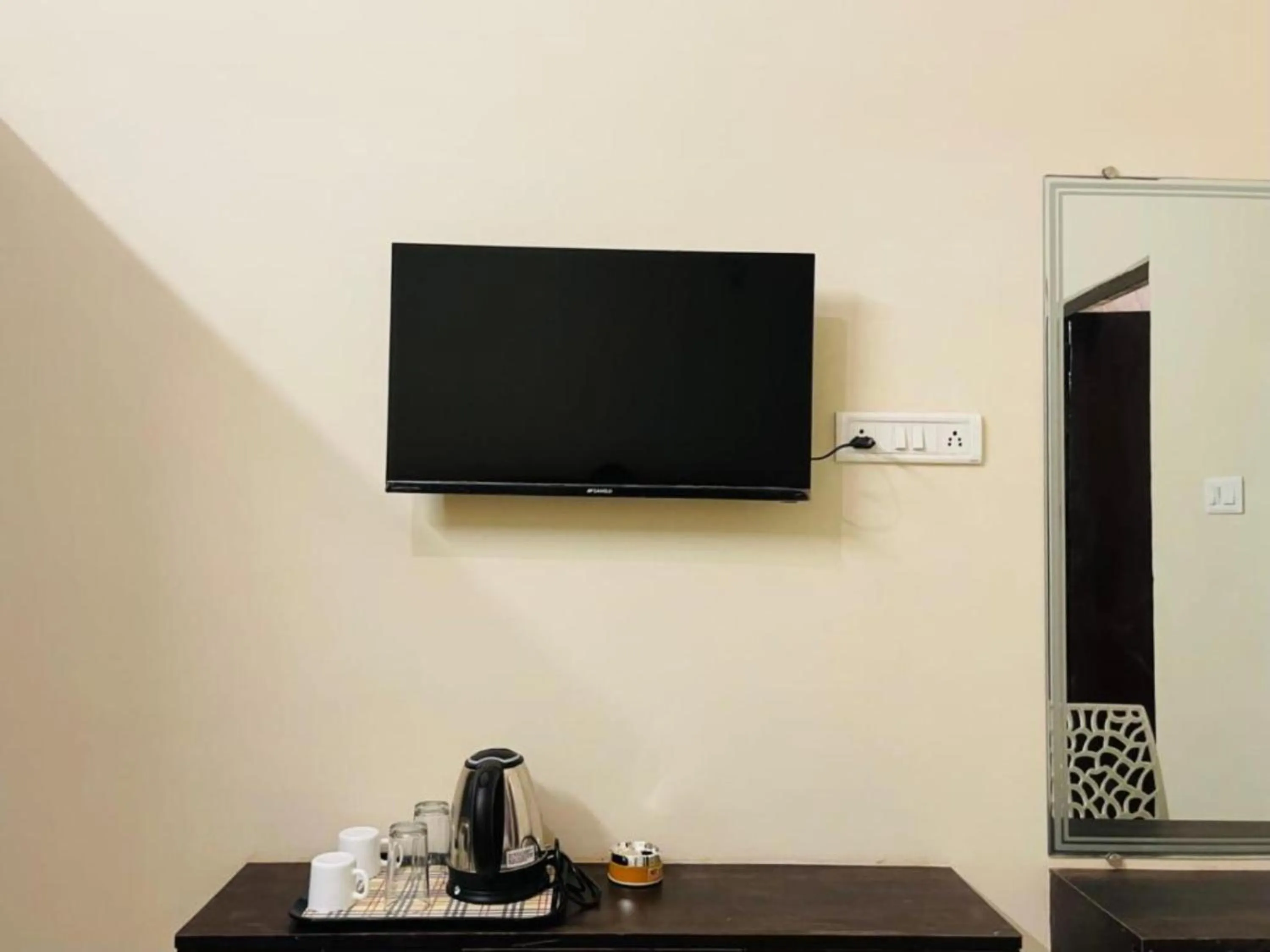 TV and multimedia, TV/Entertainment Center in Goroomgo Assi River Guest House Varanasi