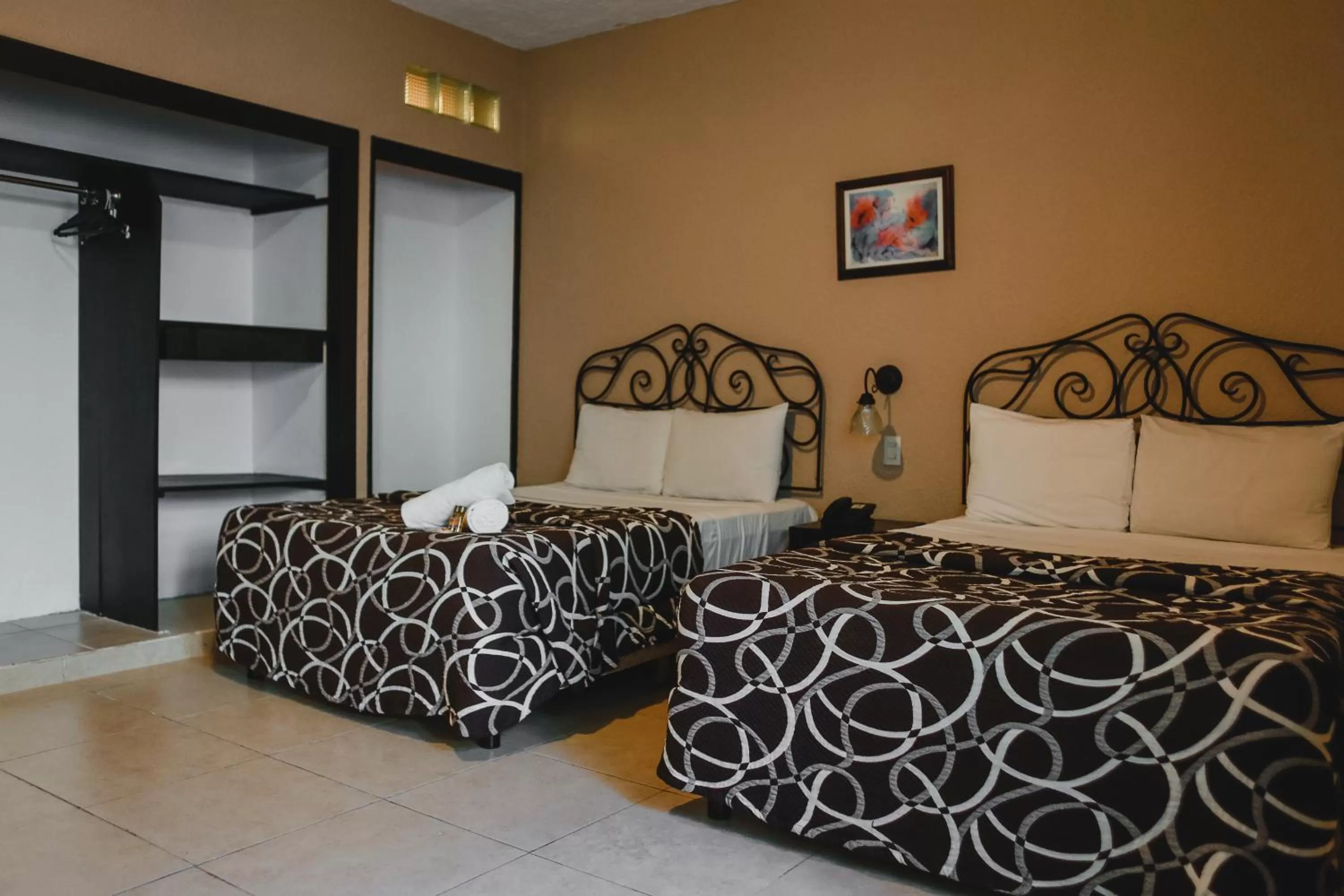 Bedroom, Bed in Hotel Colon Merida