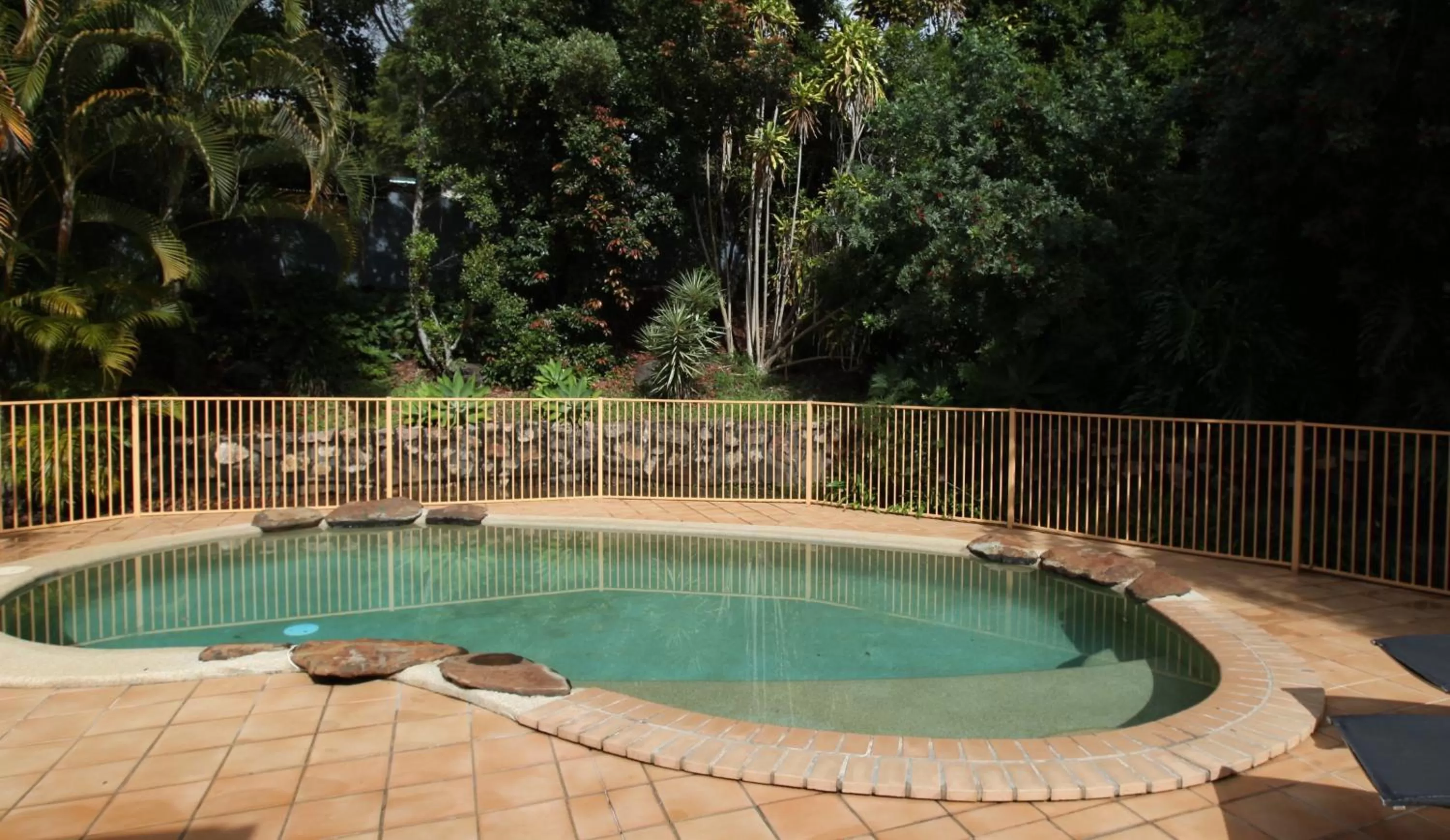 Swimming pool in Red Bridge Motor Inn