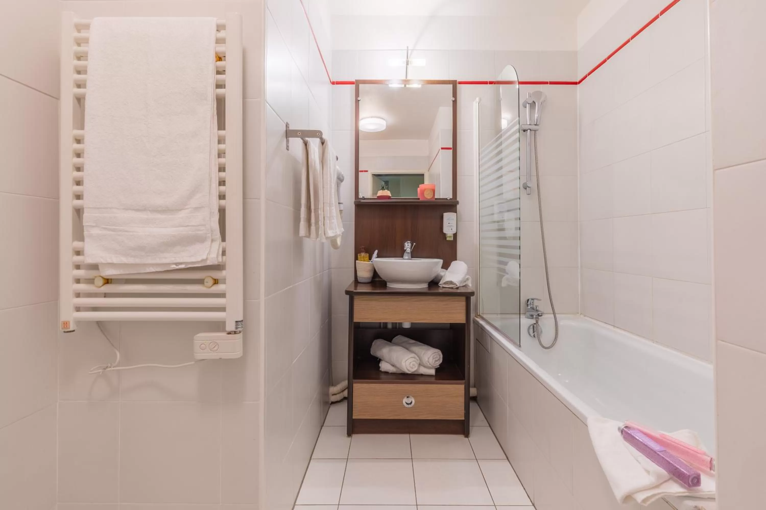 Bathroom in Zenitude Hôtel-Résidences Magny-les-Hameaux