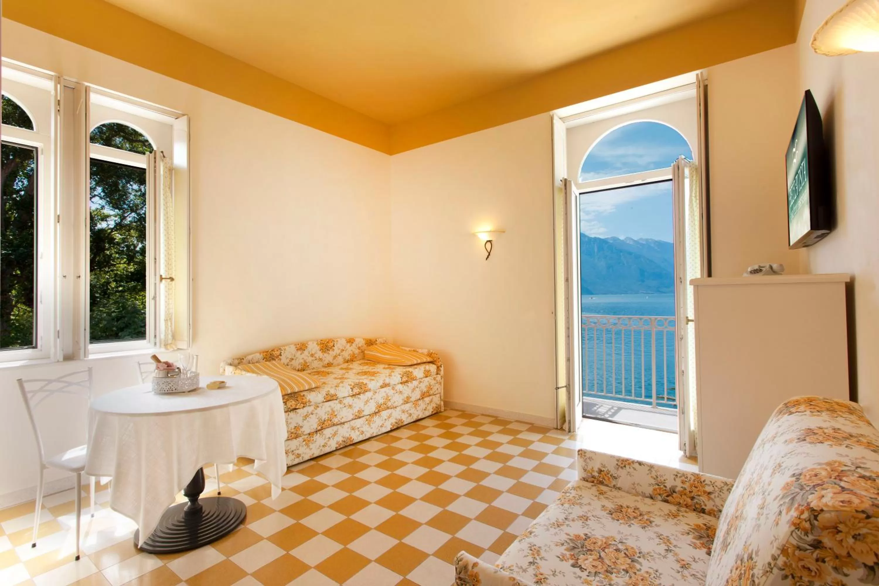 Comfort Suite with Balcony, Lake Front in Bellavista Lakefront