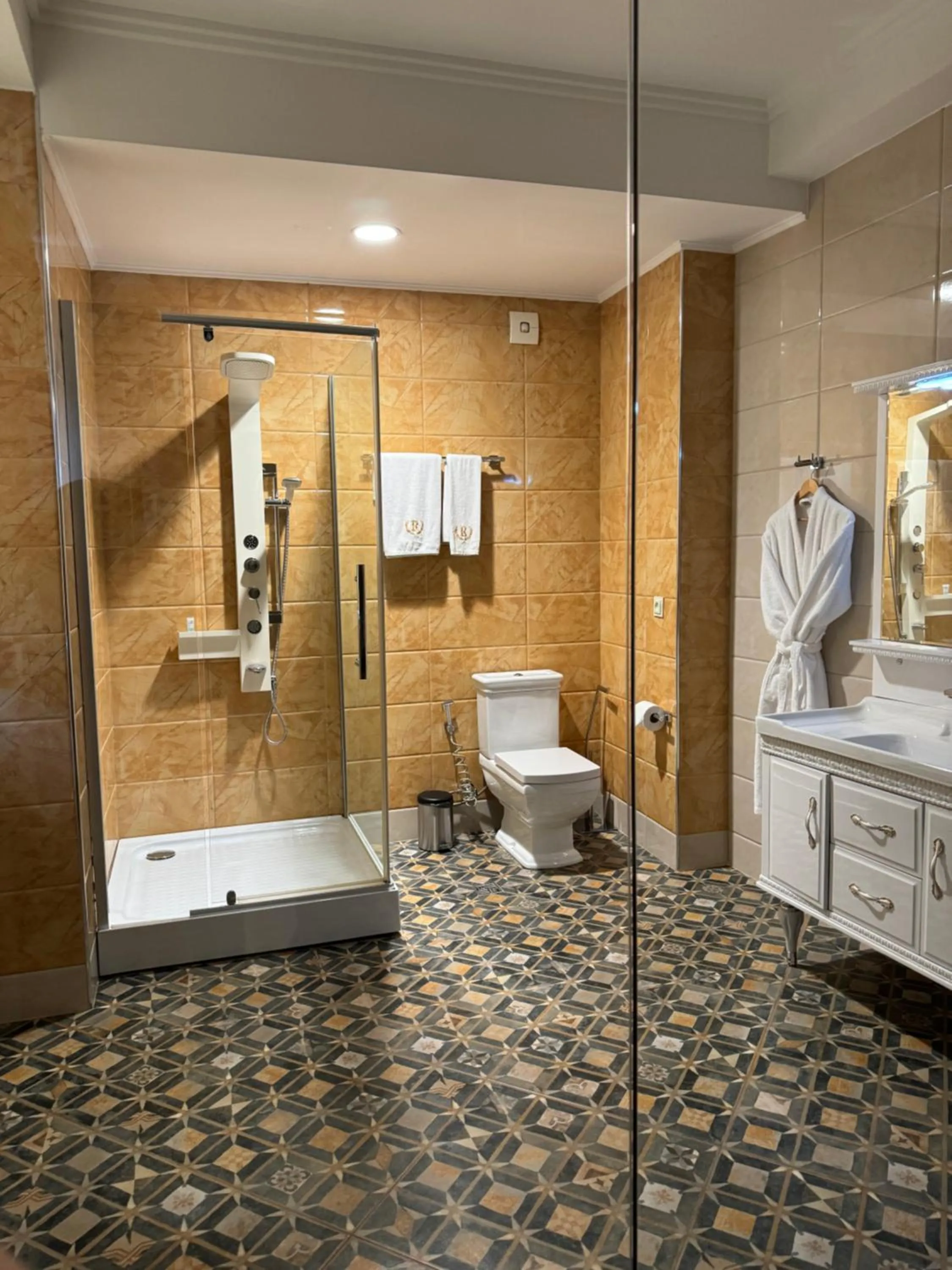 Toilet in Redline Hotel