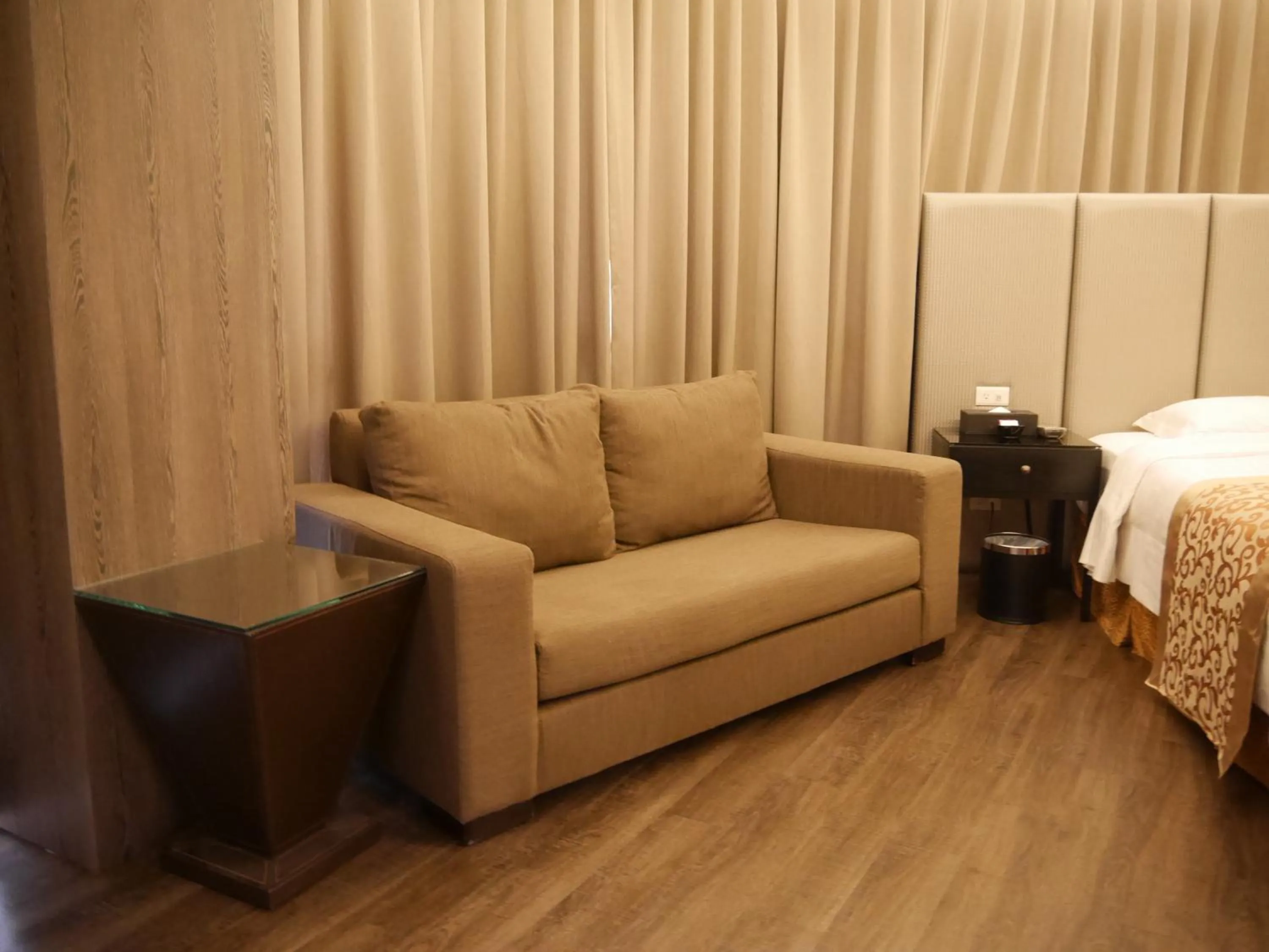 Photo of the whole room, Bed in Refinement Motel