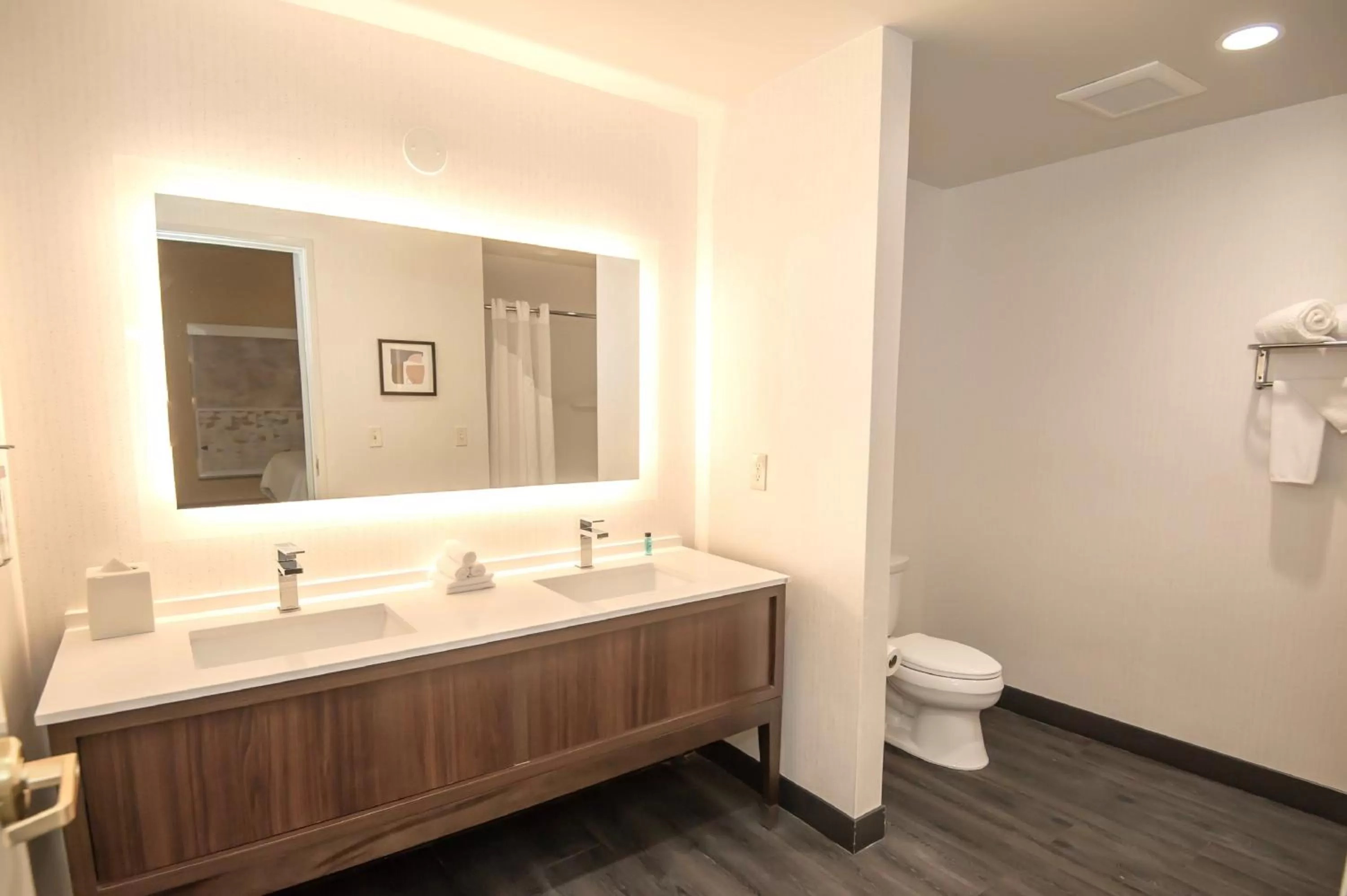 Bathroom in Holiday Inn Oakland Airport by IHG