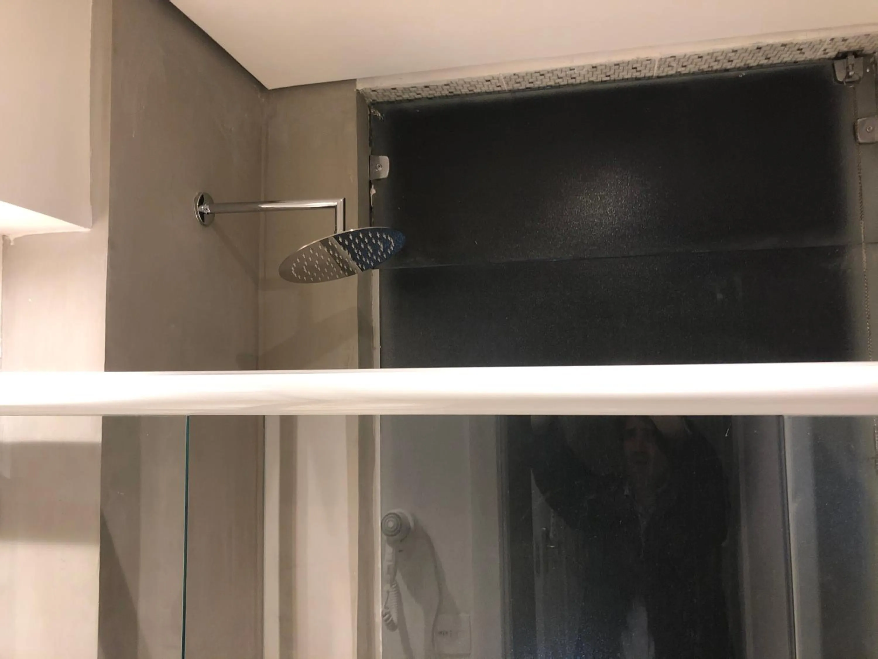 Shower in San Raphael Hotel