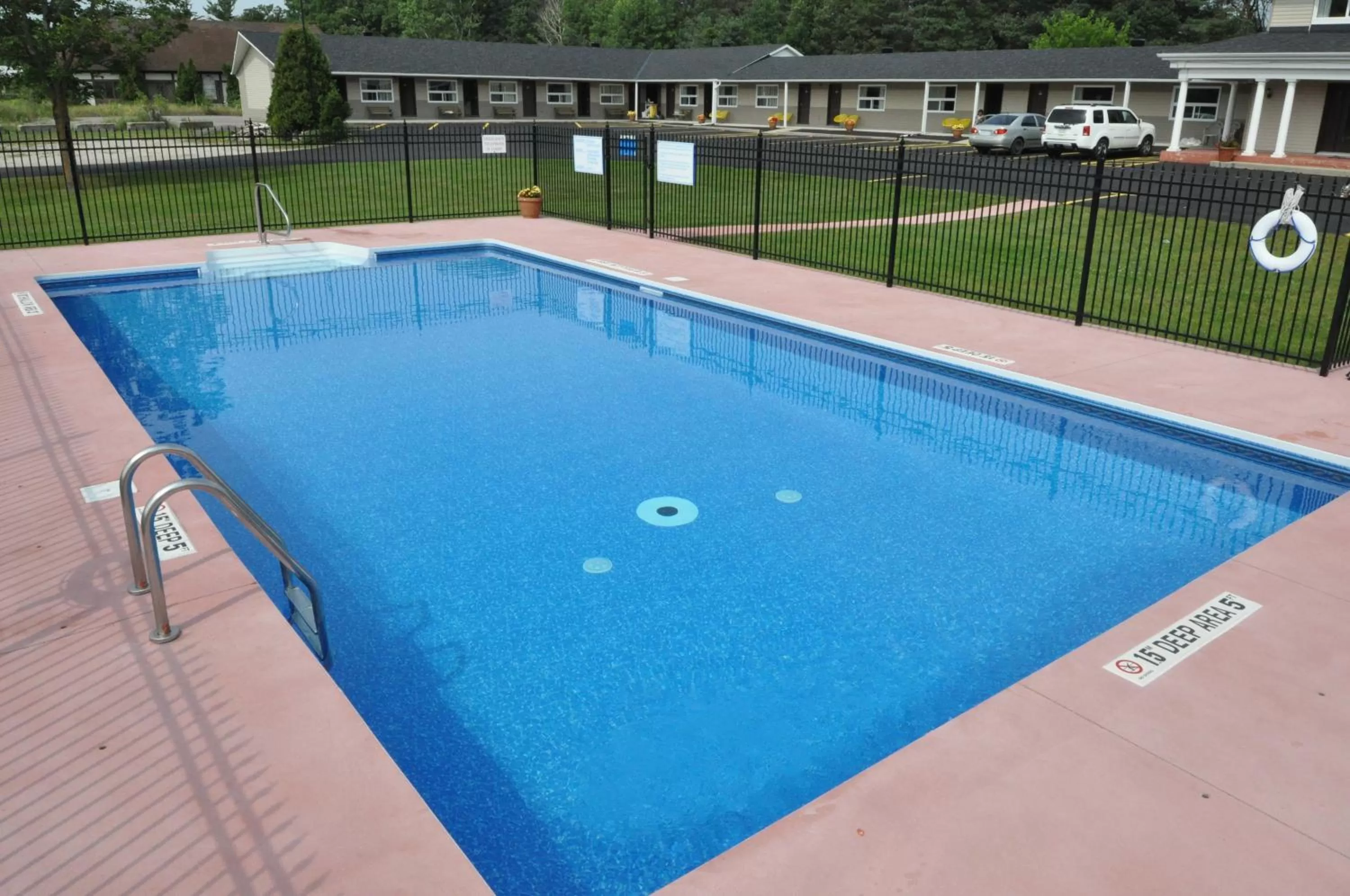 Swimming pool in Colonial House Motor Inn