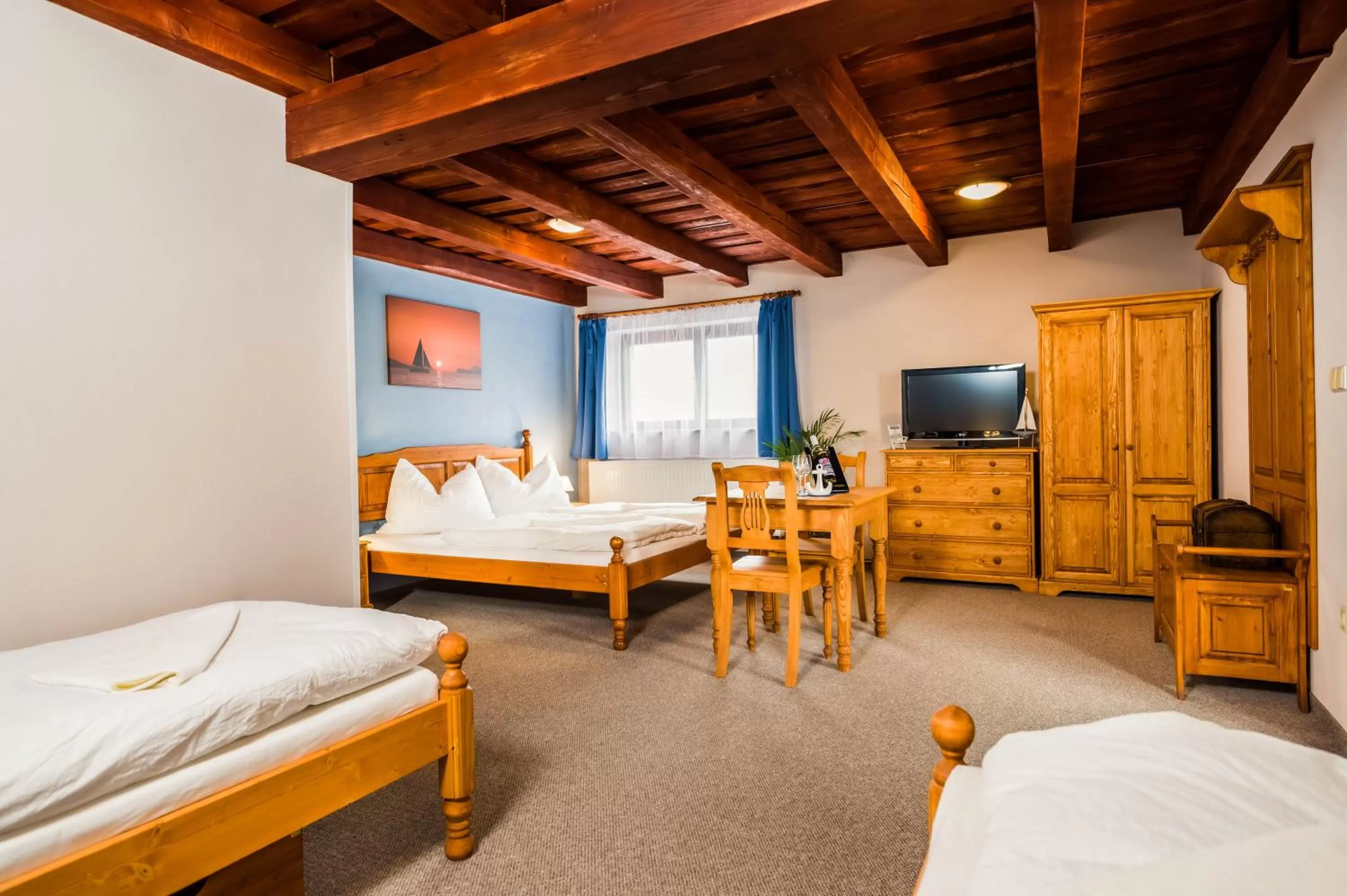 Photo of the whole room, Bed in La Port