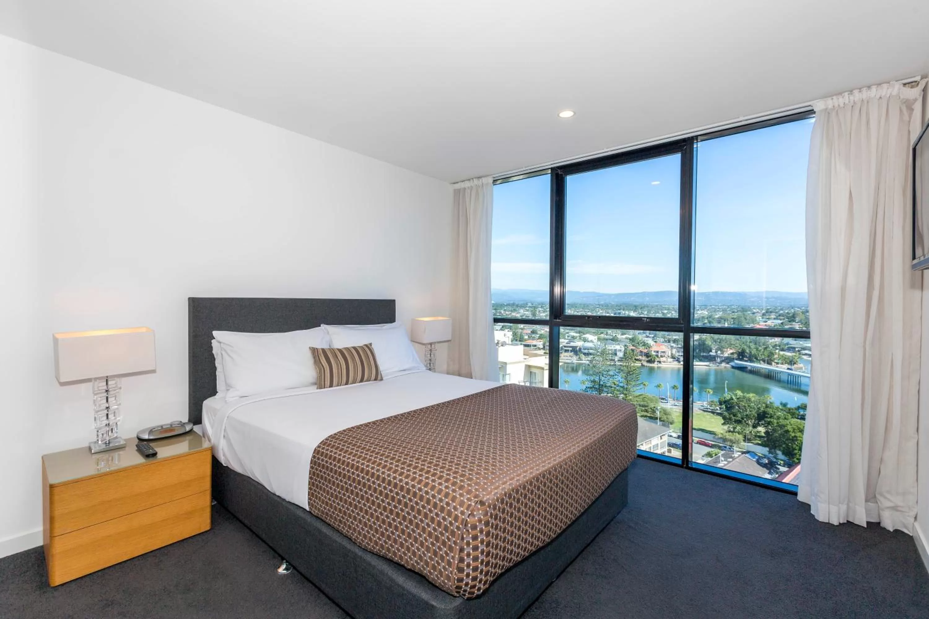 Bedroom, Bed in Artique Surfers Paradise - Official