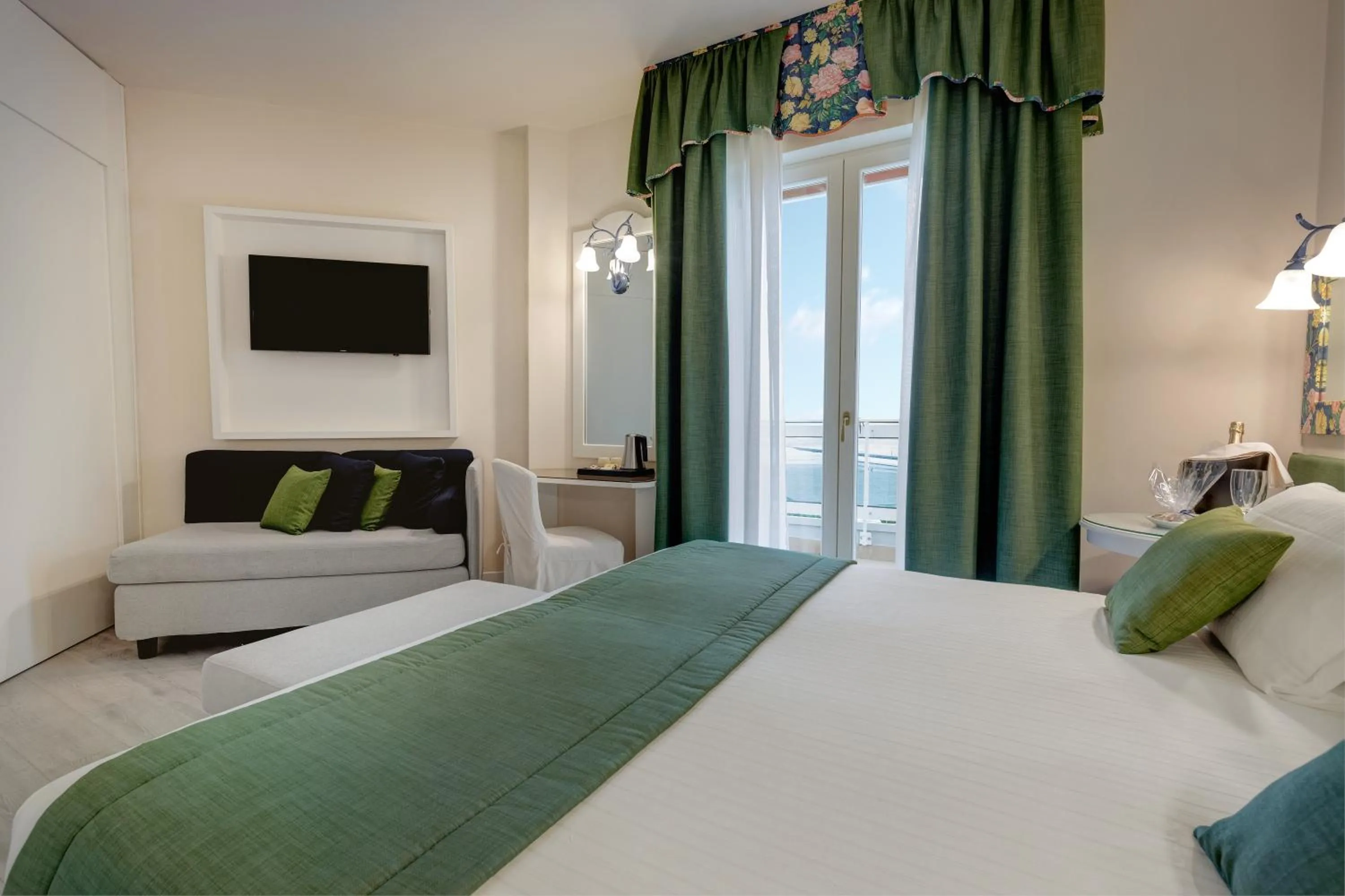 Photo of the whole room, Bed in Hotel Cavalieri Palace & Suites