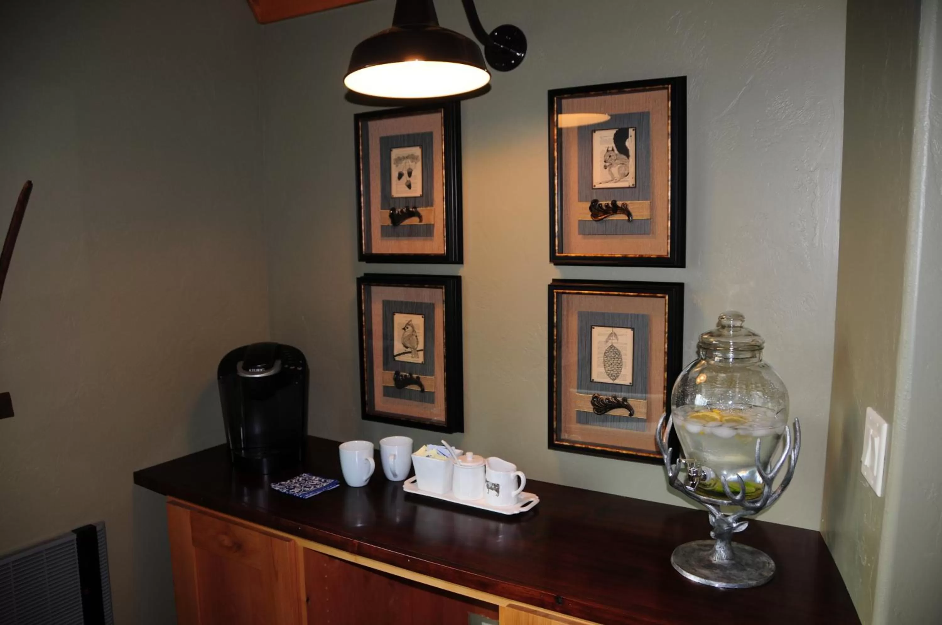 Coffee/tea facilities in Fin and Feather Inn