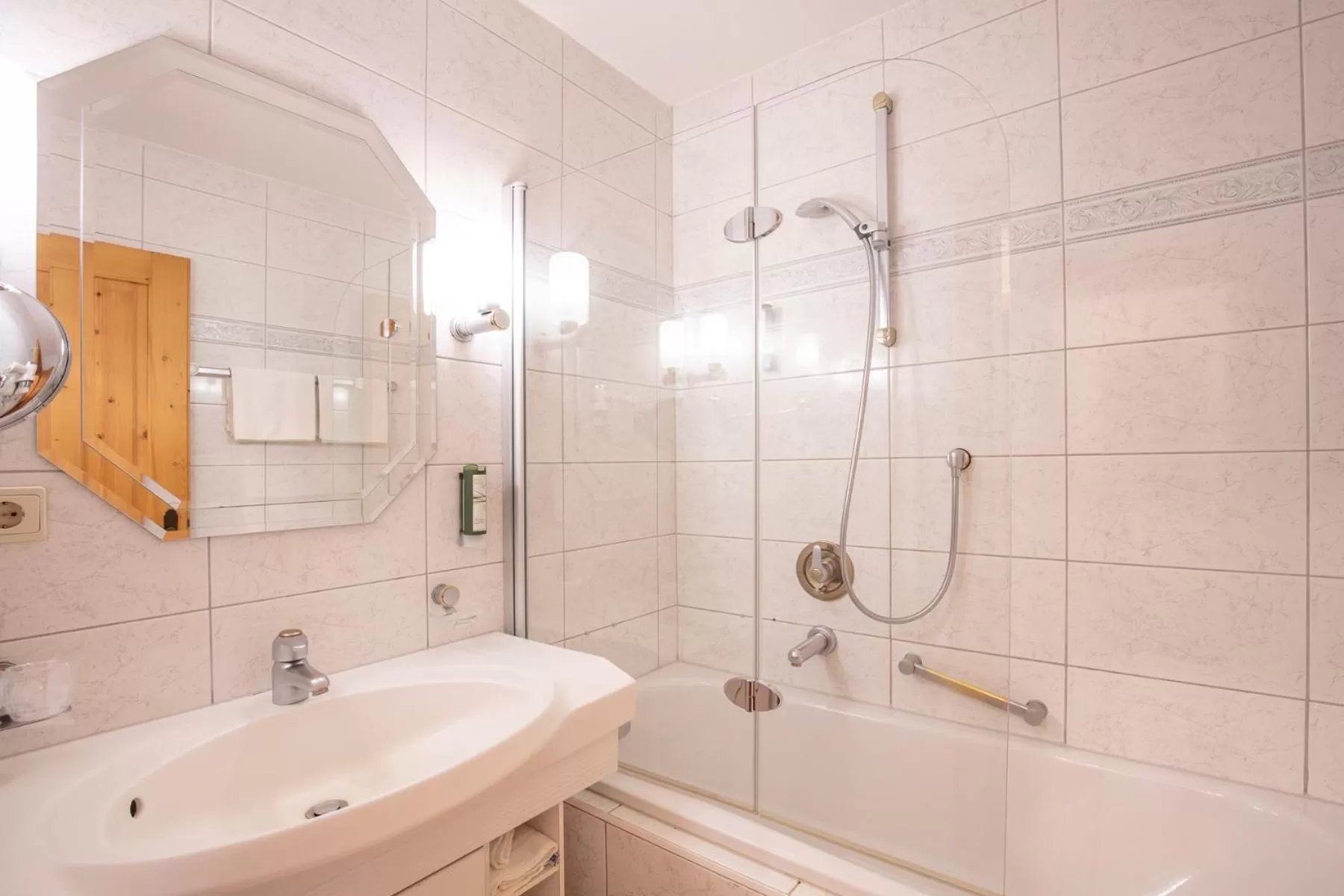 Bathroom in Hotel Serles