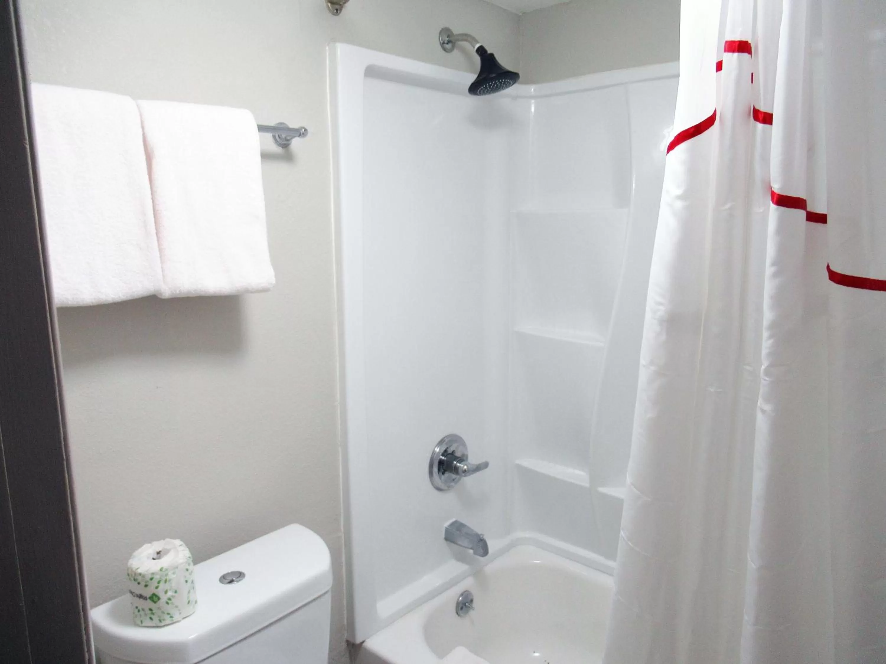 Bathroom in Red Roof Inn Walton, KY - Richwood - Cincinnati Airport South