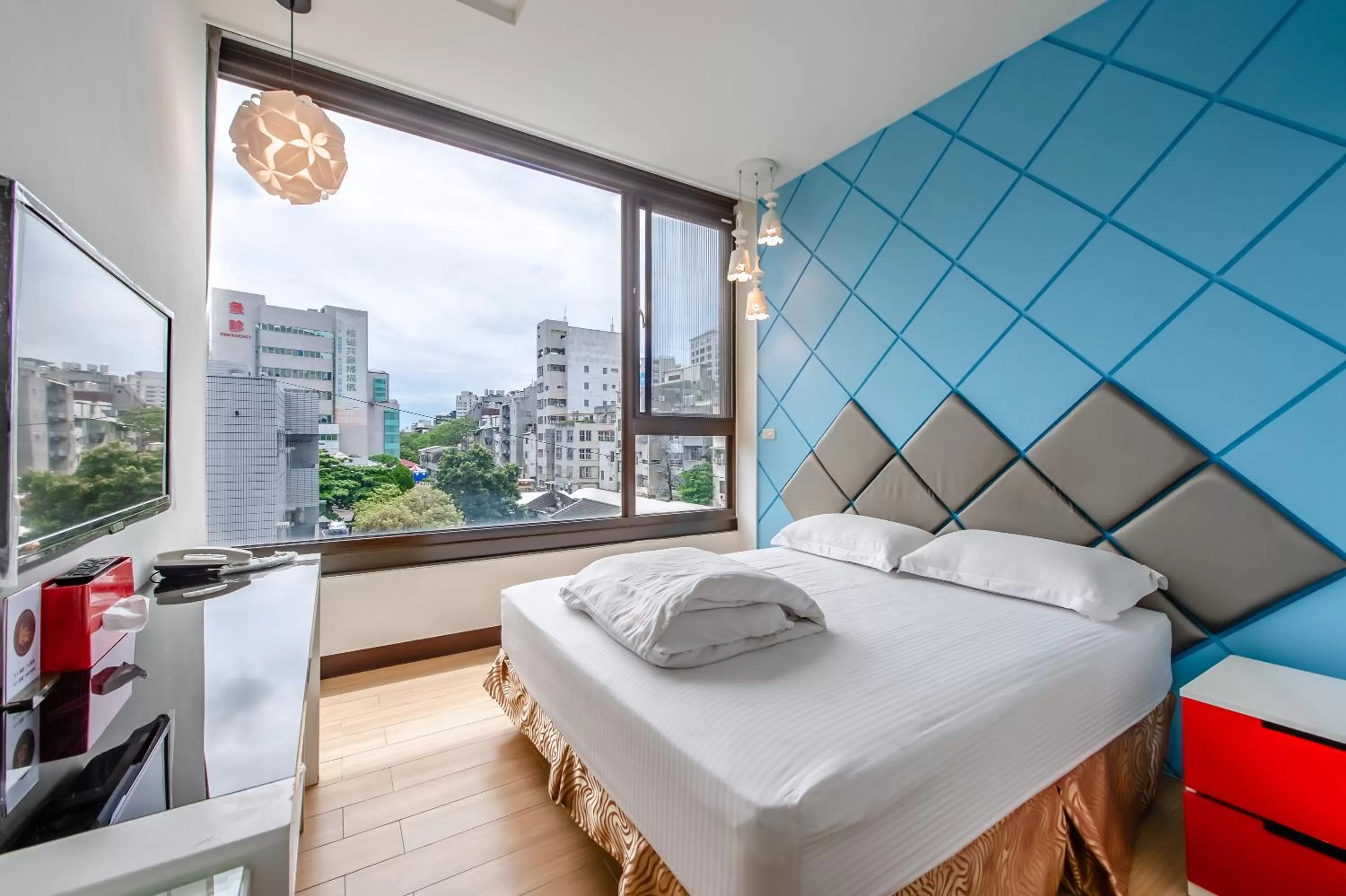 Photo of the whole room, Bed in lightness Station Inn