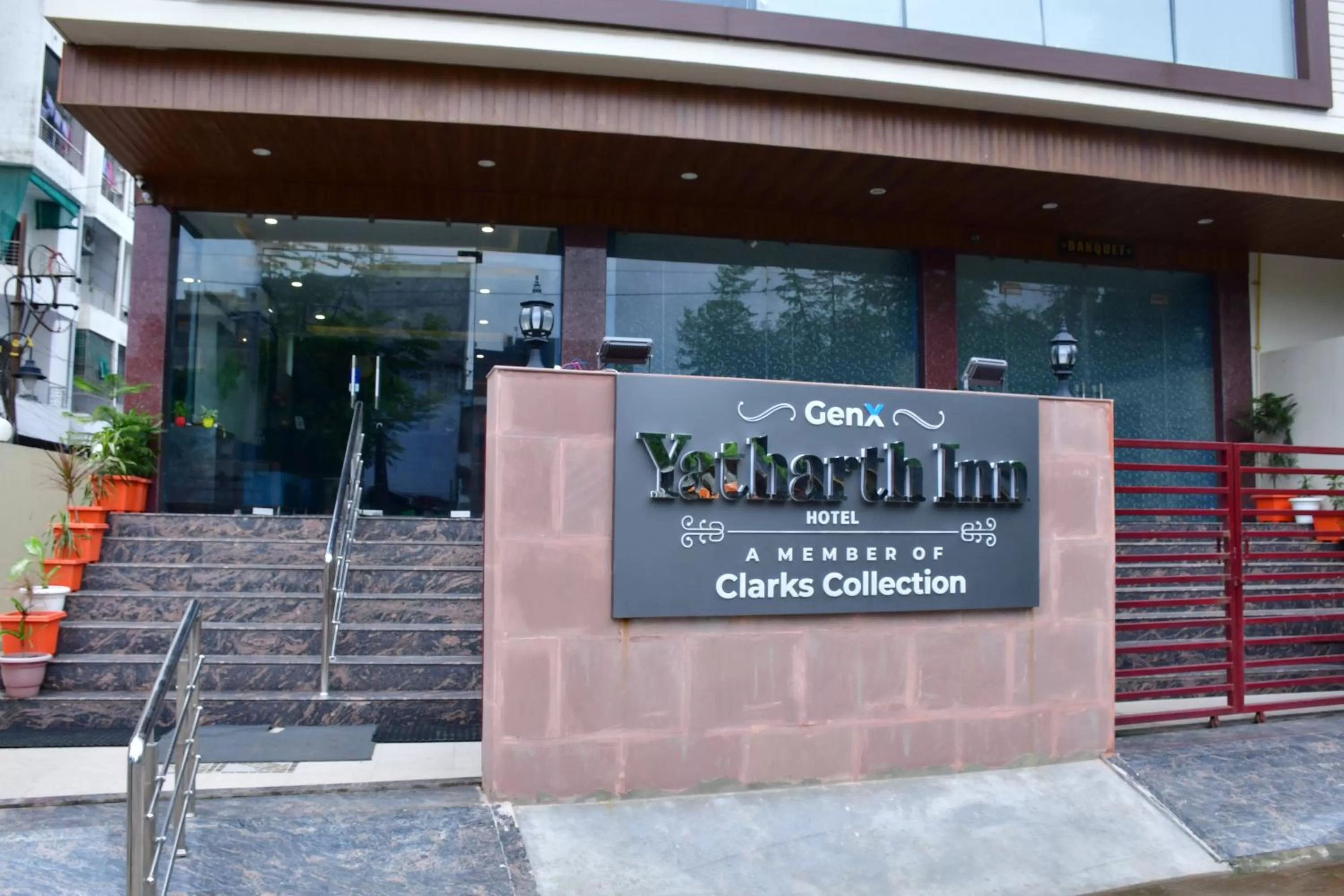 Facade/entrance in Hotel Yatharth Inn
