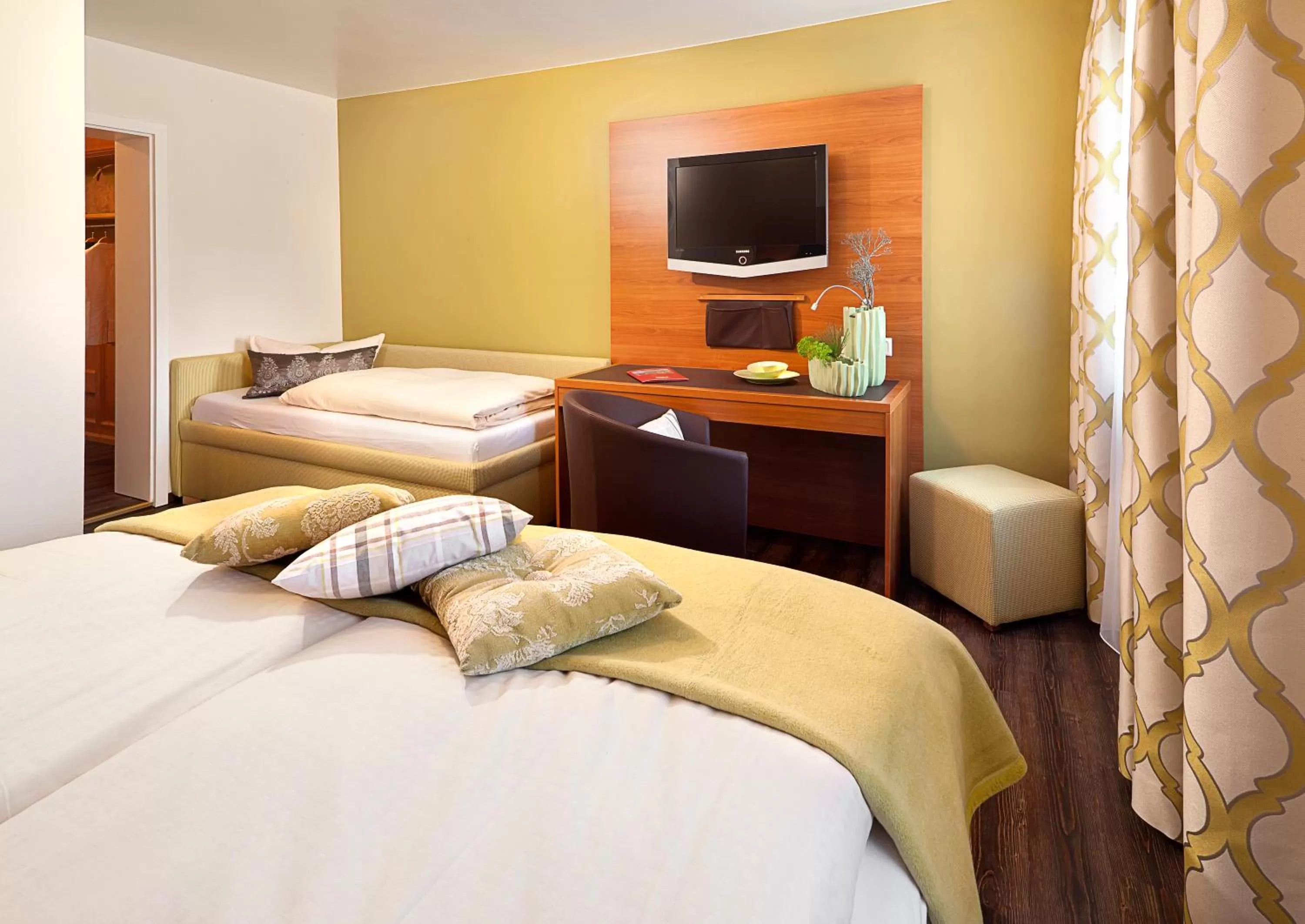 Photo of the whole room, Bed in Altstadthotel "Zum Hechten"