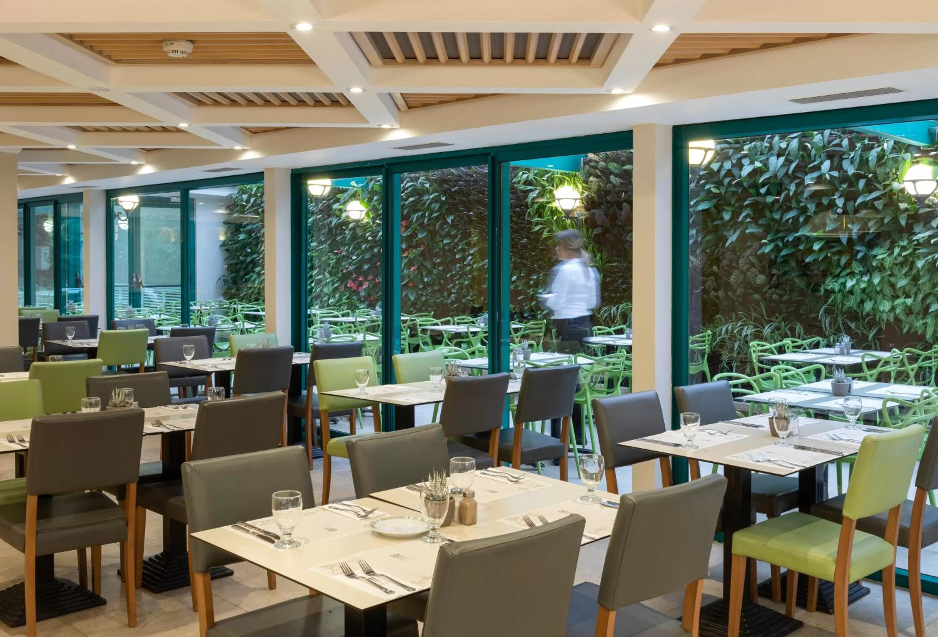 Restaurant/places to eat in Metropolitan Hotel