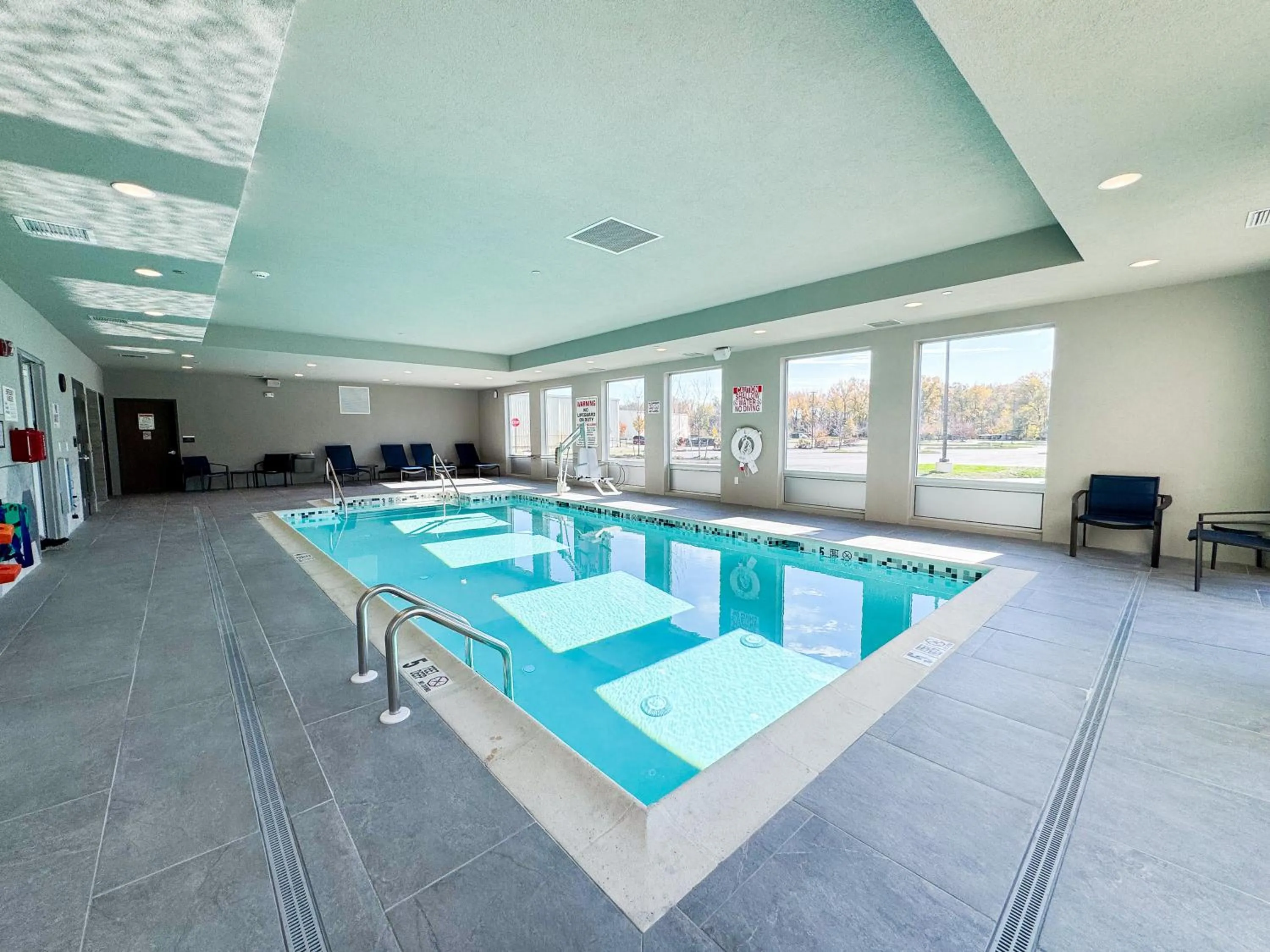 Swimming pool in La Quinta Inn & Suites by Wyndham Mount Laurel Moorestown