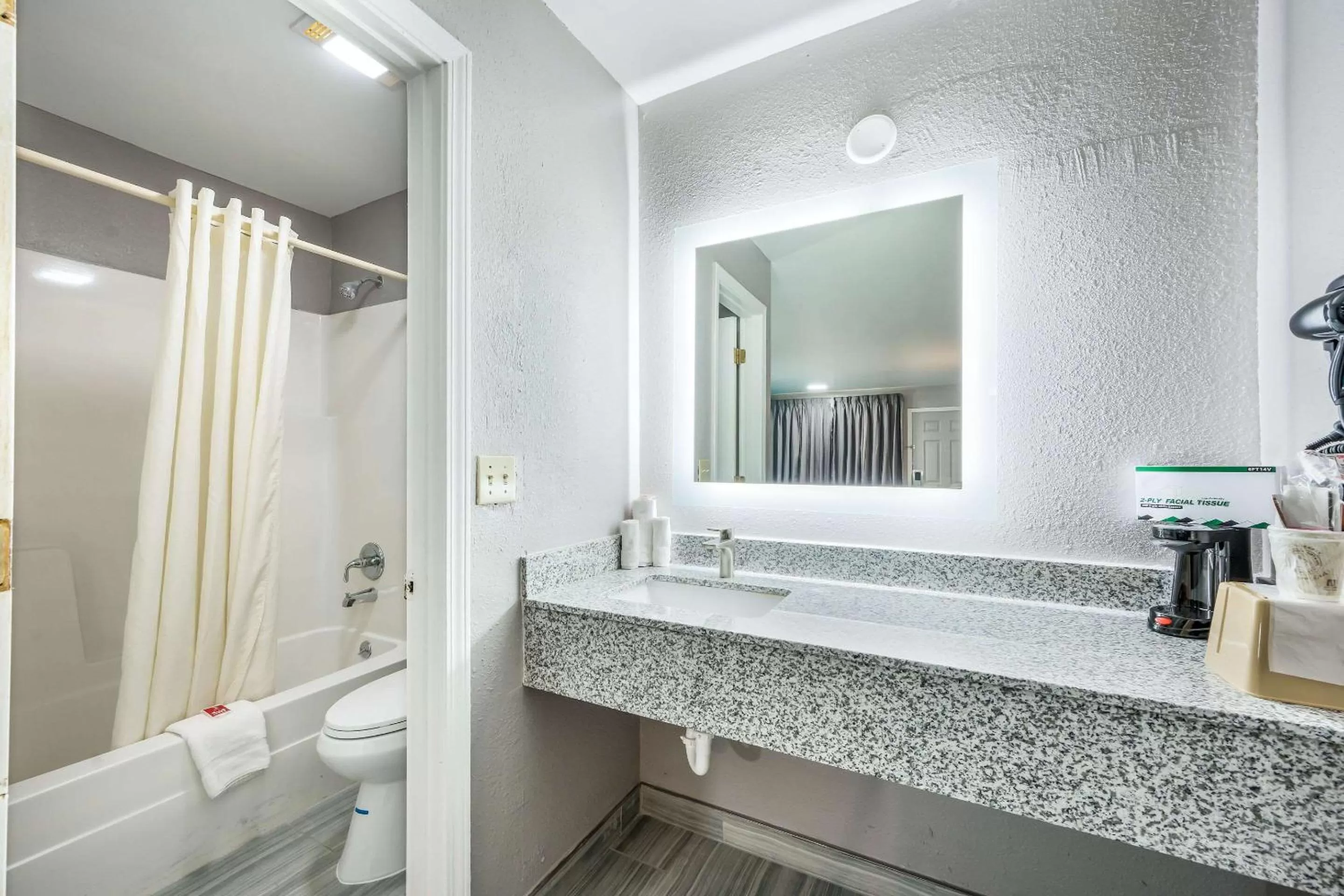 Photo of the whole room in Econo Lodge Russellville