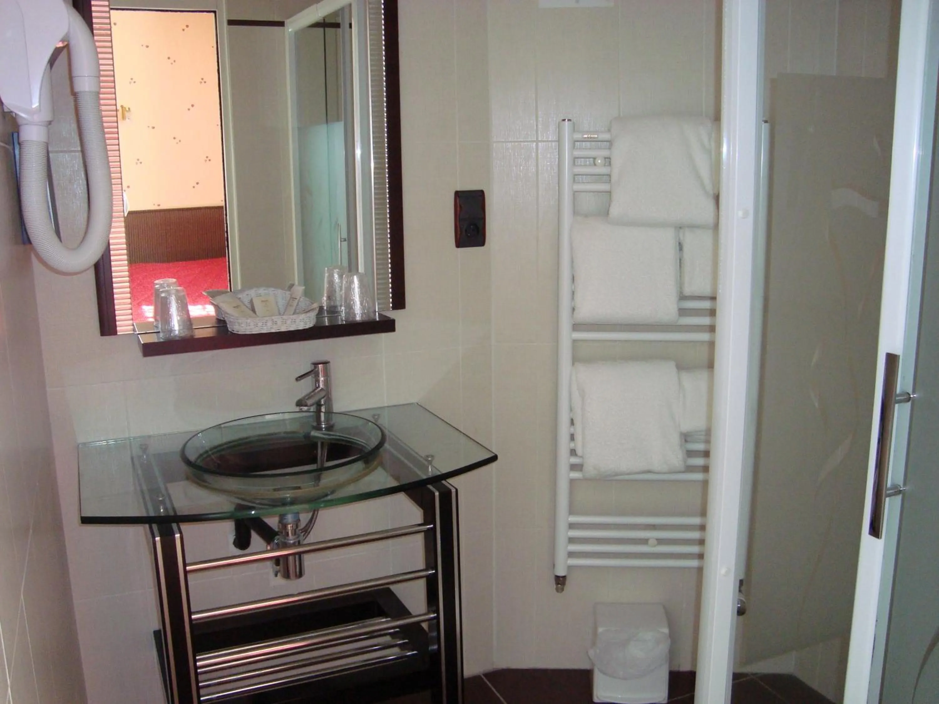 Bathroom in Hôtel de La Croix d'Or