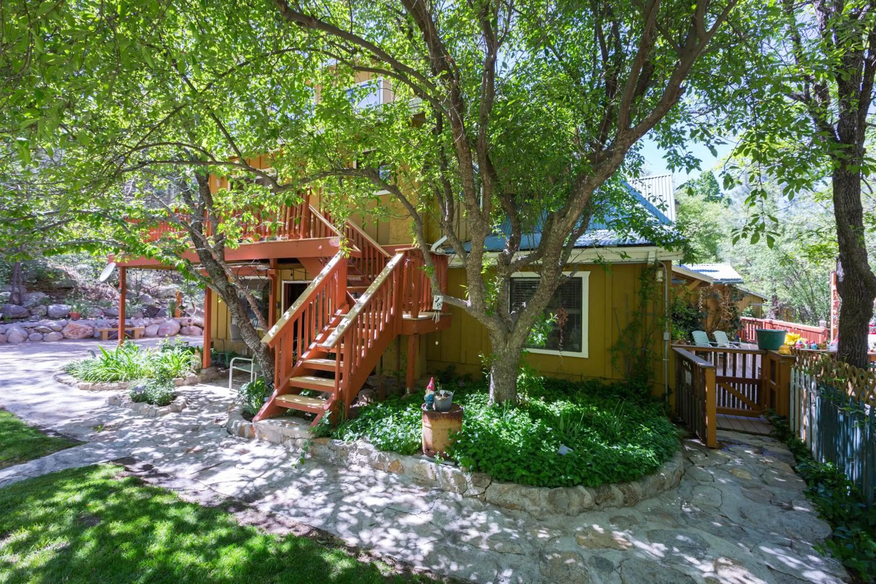 Property building in Crown King Cabins Bradshaw