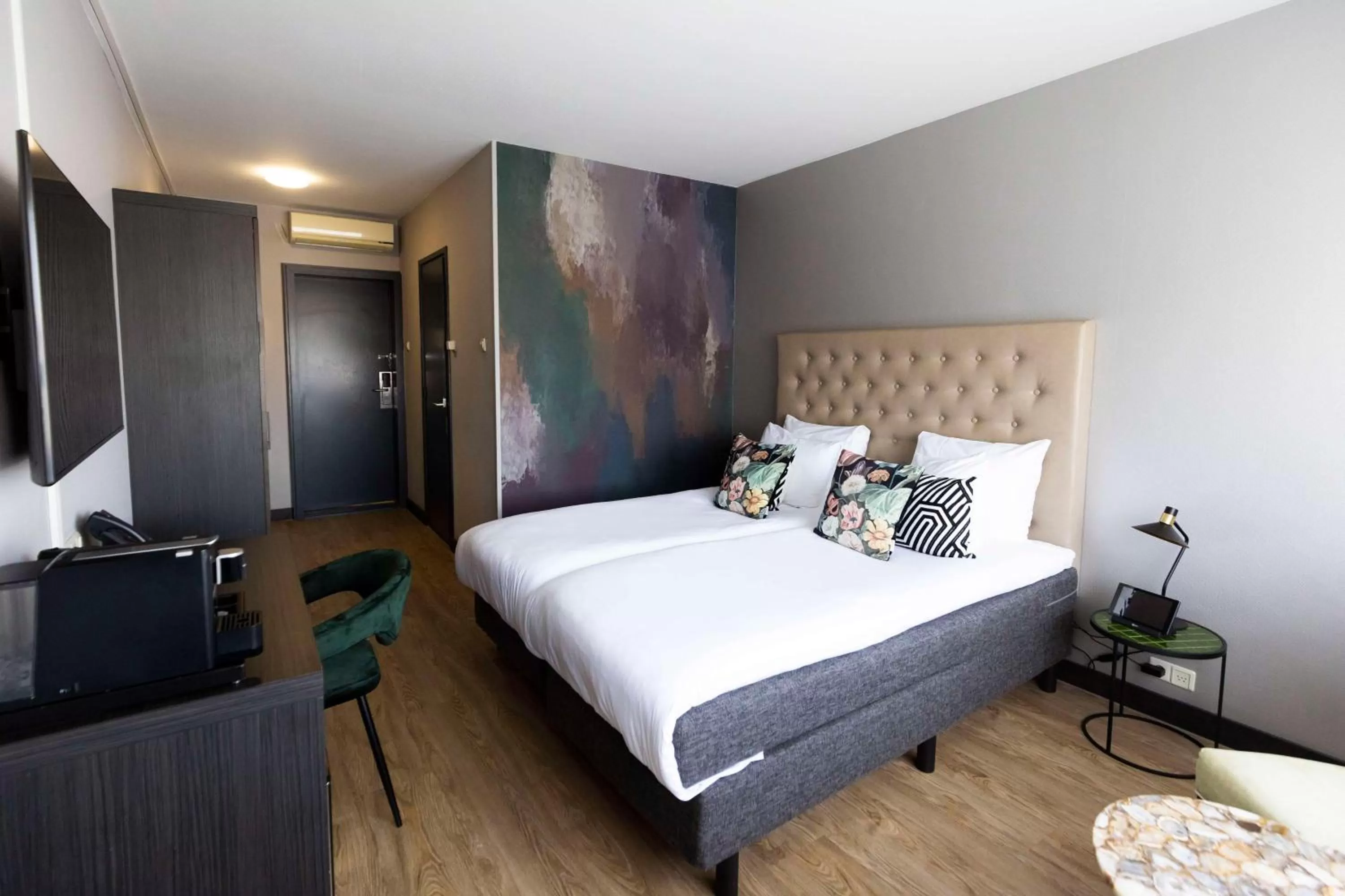 Bedroom, Bed in City Hotel Haarhuis, World Hotels Crafted Collection