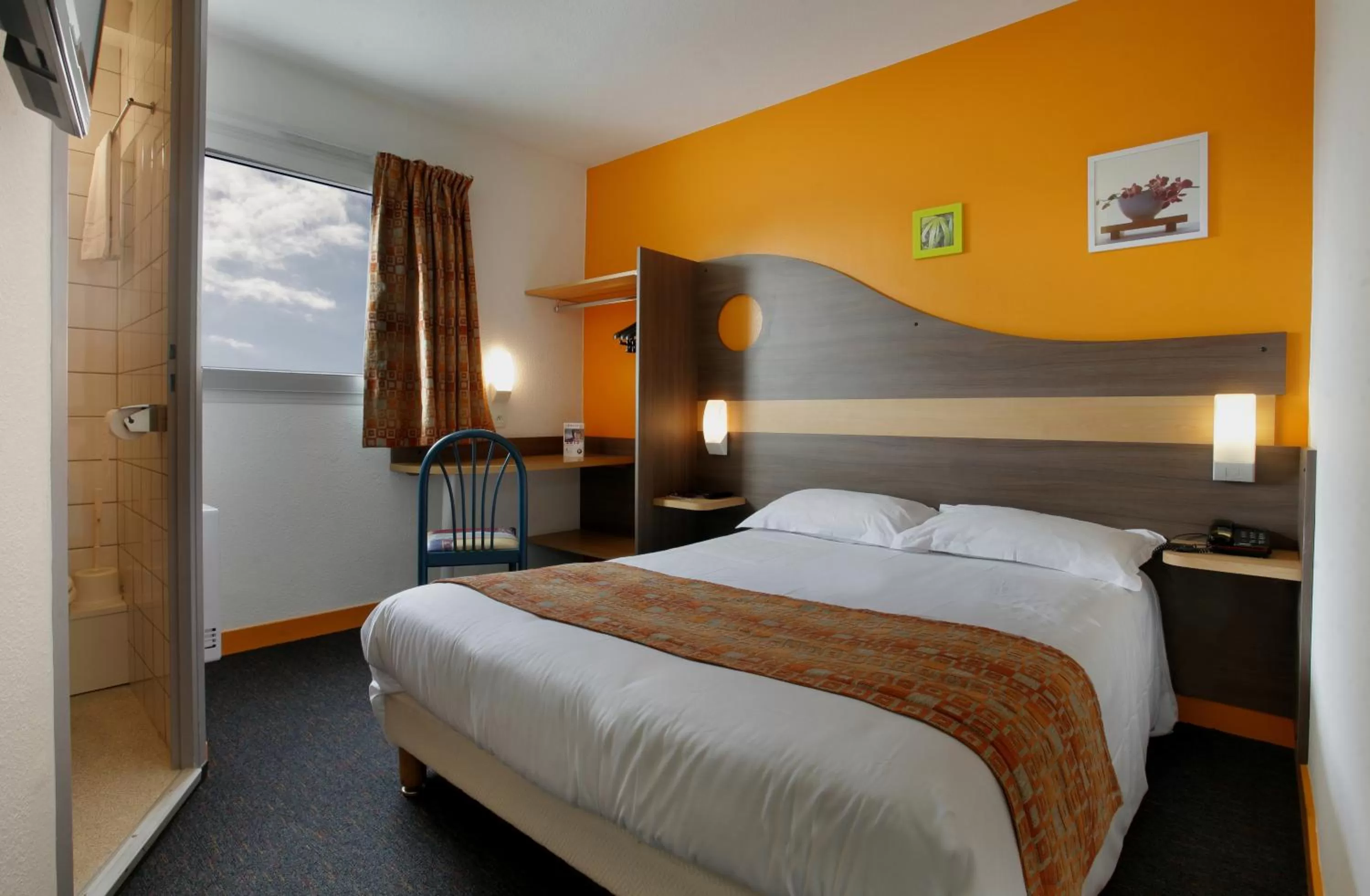 Bedroom, Bed in The Originals City, Hôtel Hélios, Roanne Nord