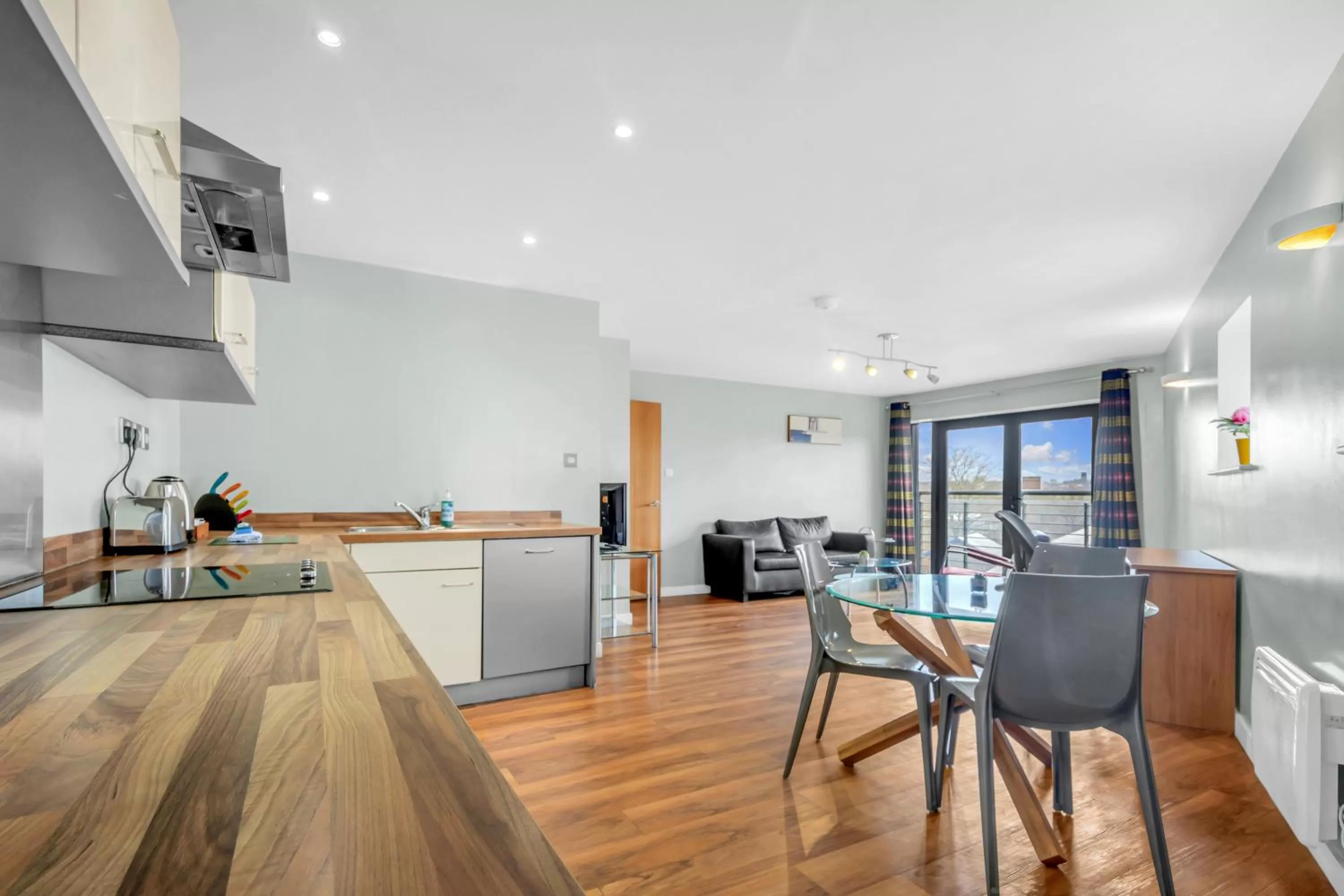 kitchen in Roomzzz Leeds Headingley