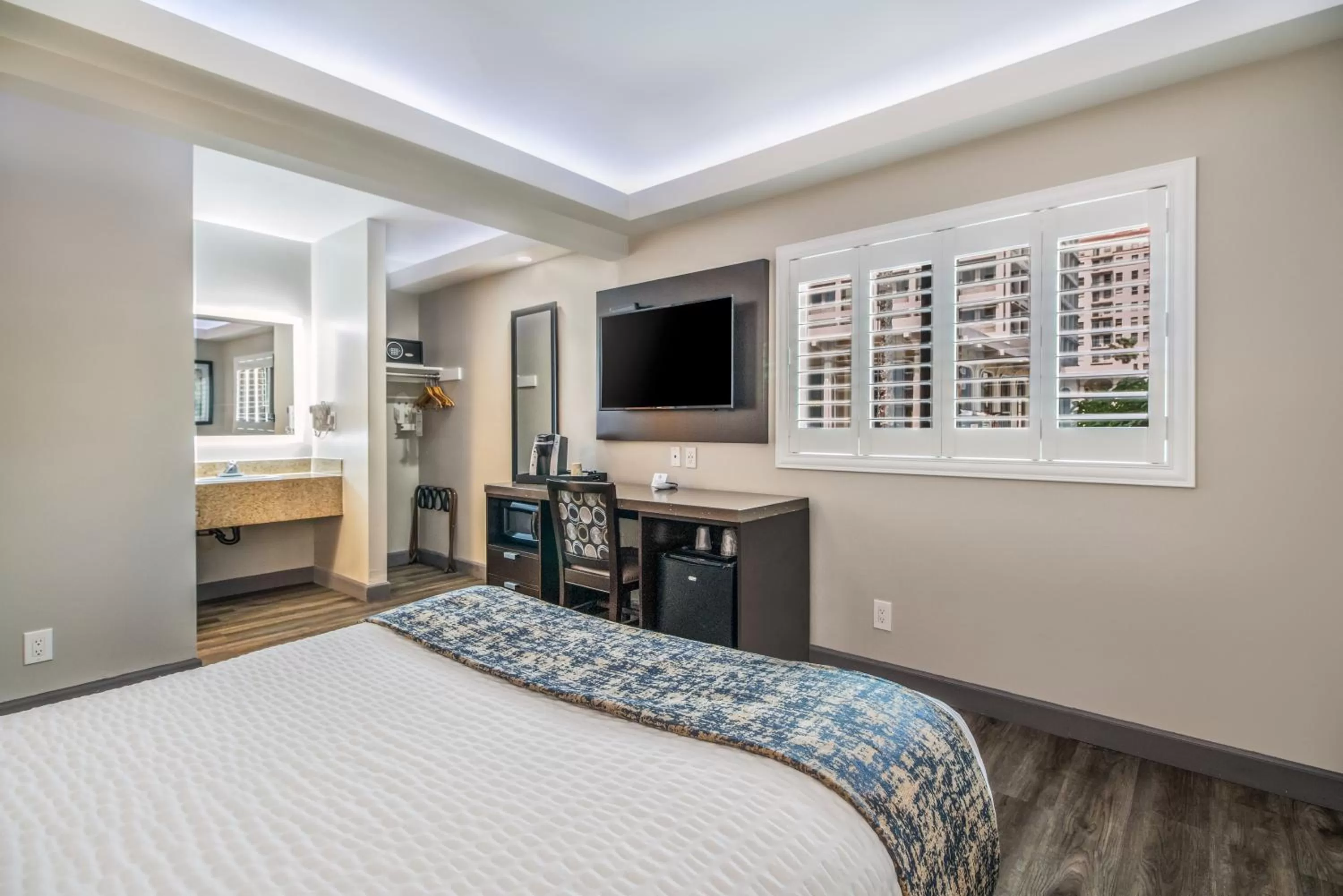 Bedroom, Bed in Inn at 50 Long Beach Convention Center