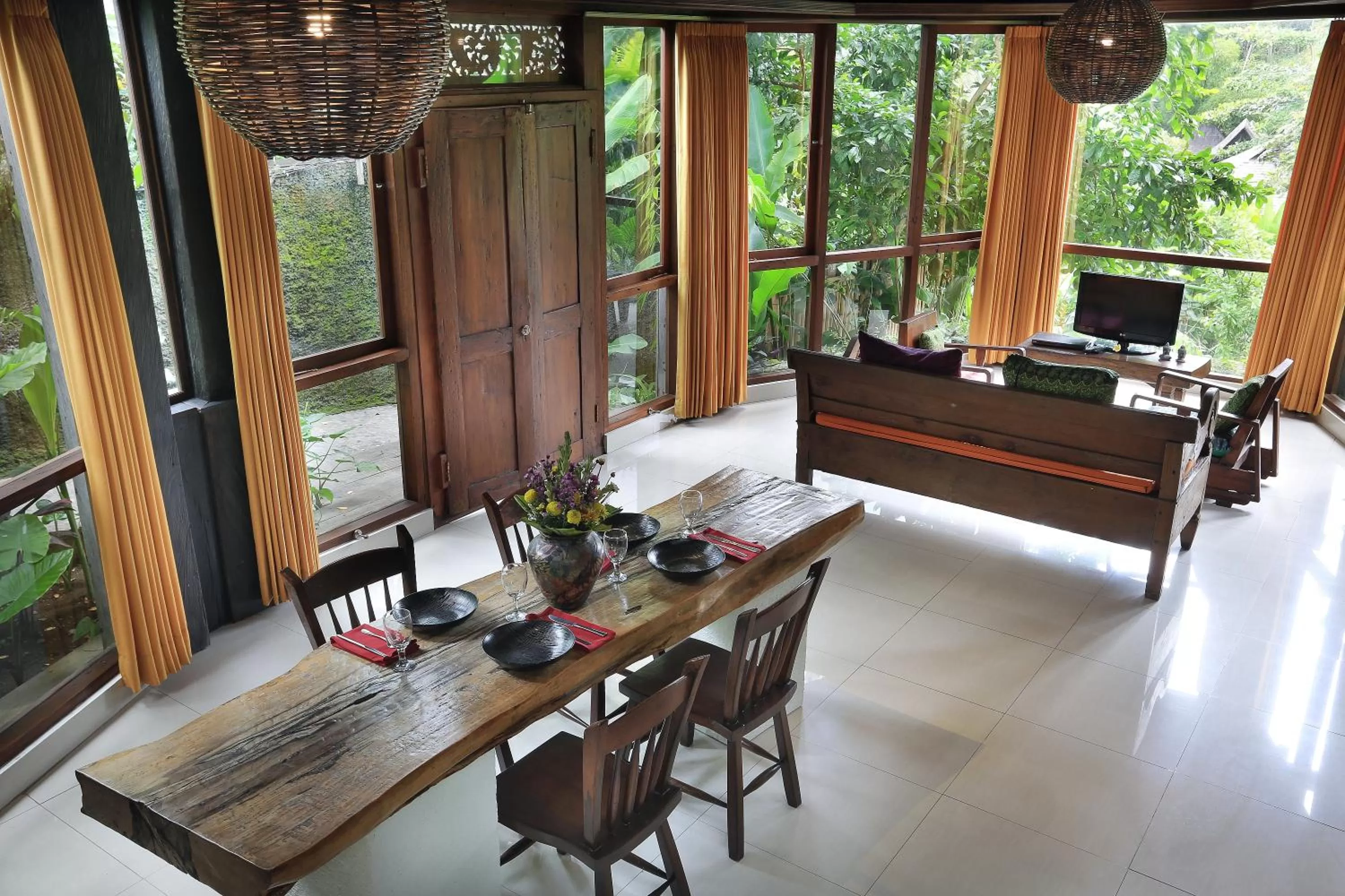 Dining area in Gusde Tranquil Villas by EPS