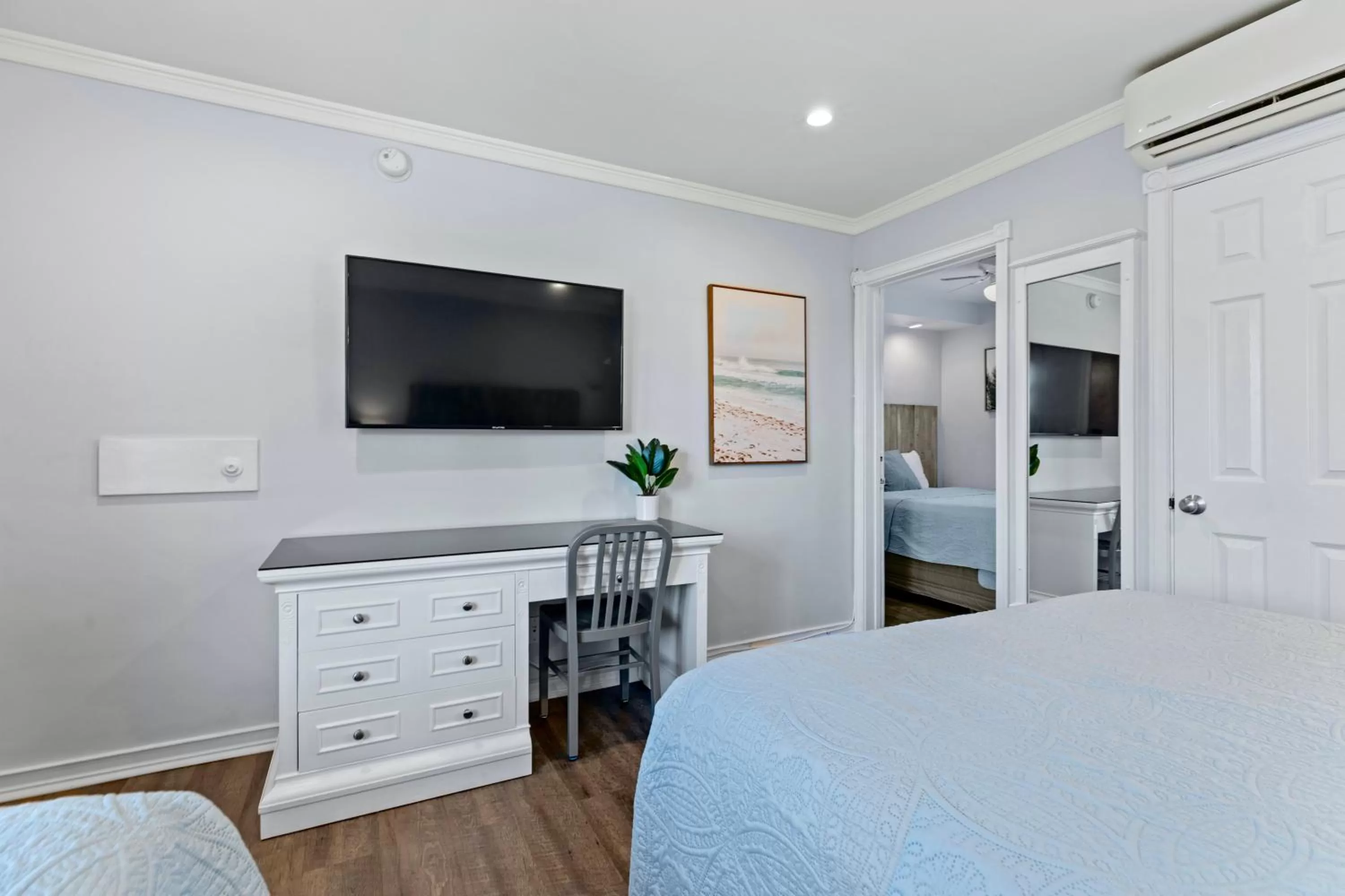 Bed in Ocean Lodge Santa Monica Beach Hotel