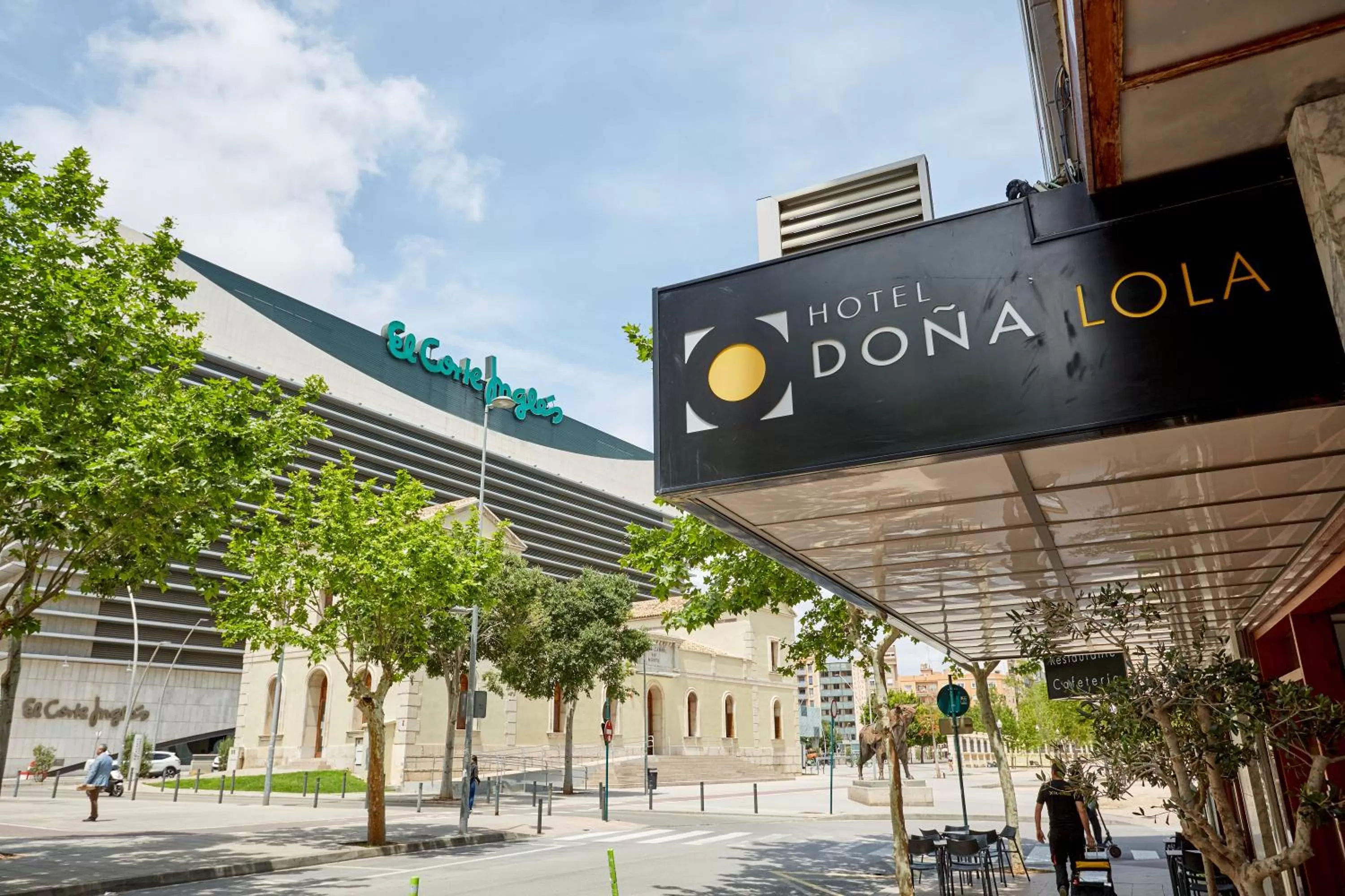 Facade/entrance in Doña Lola