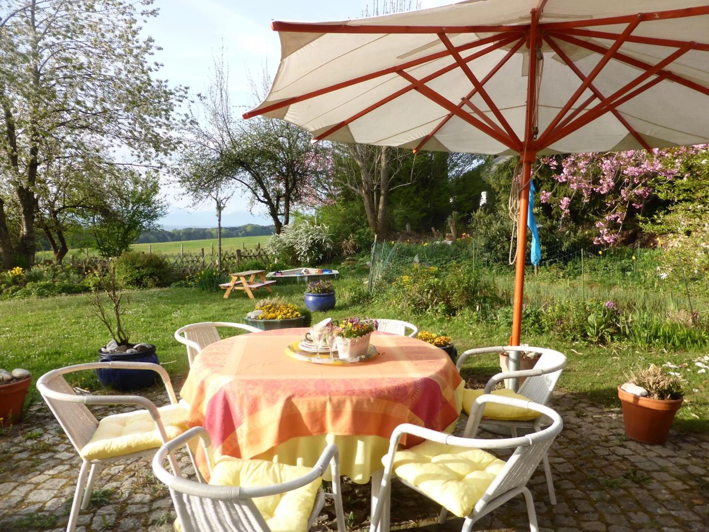 Garden, Restaurant/Places to Eat in Bed and Breakfast Bavaria München