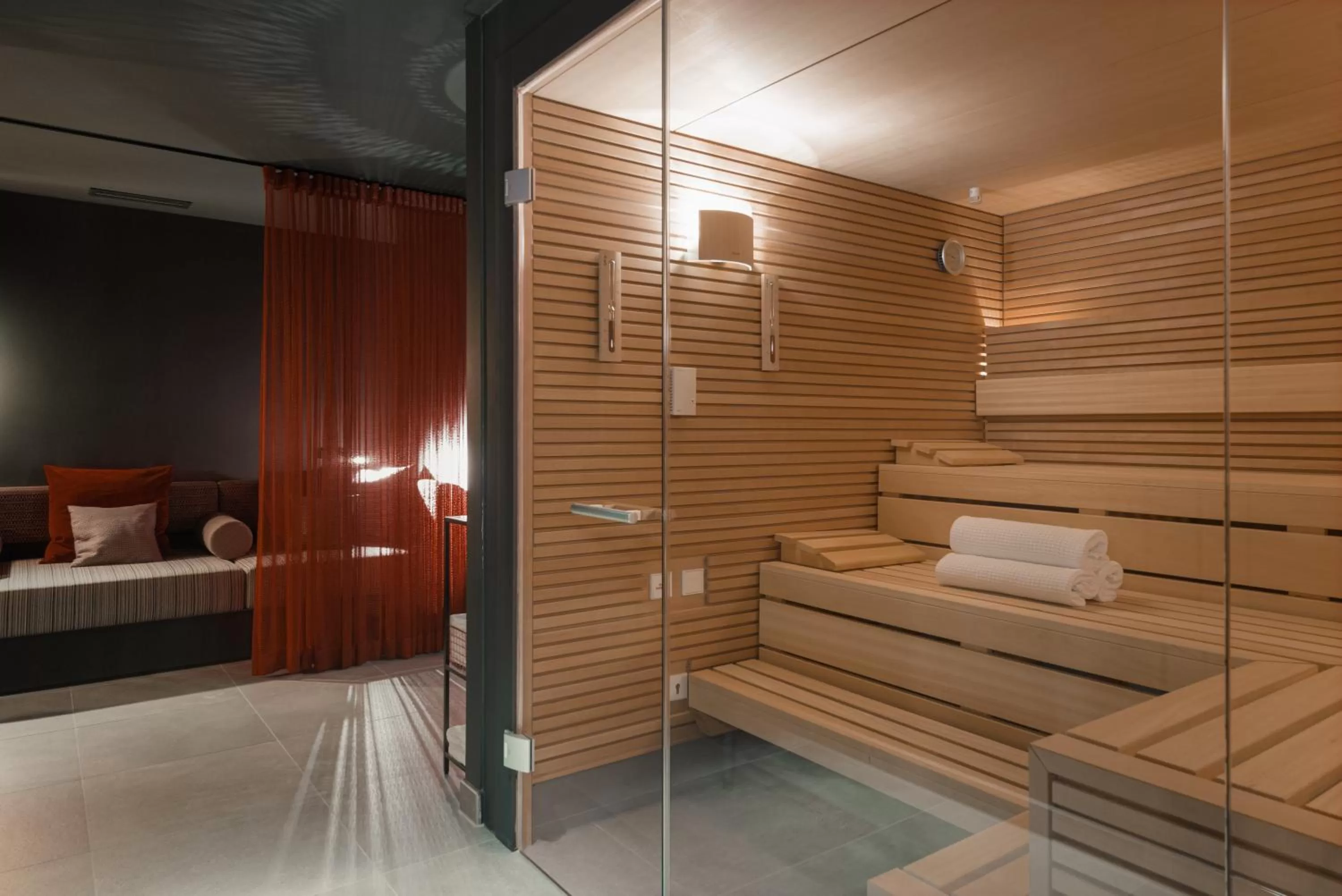 Shower, Bed in EmiLu Design Hotel