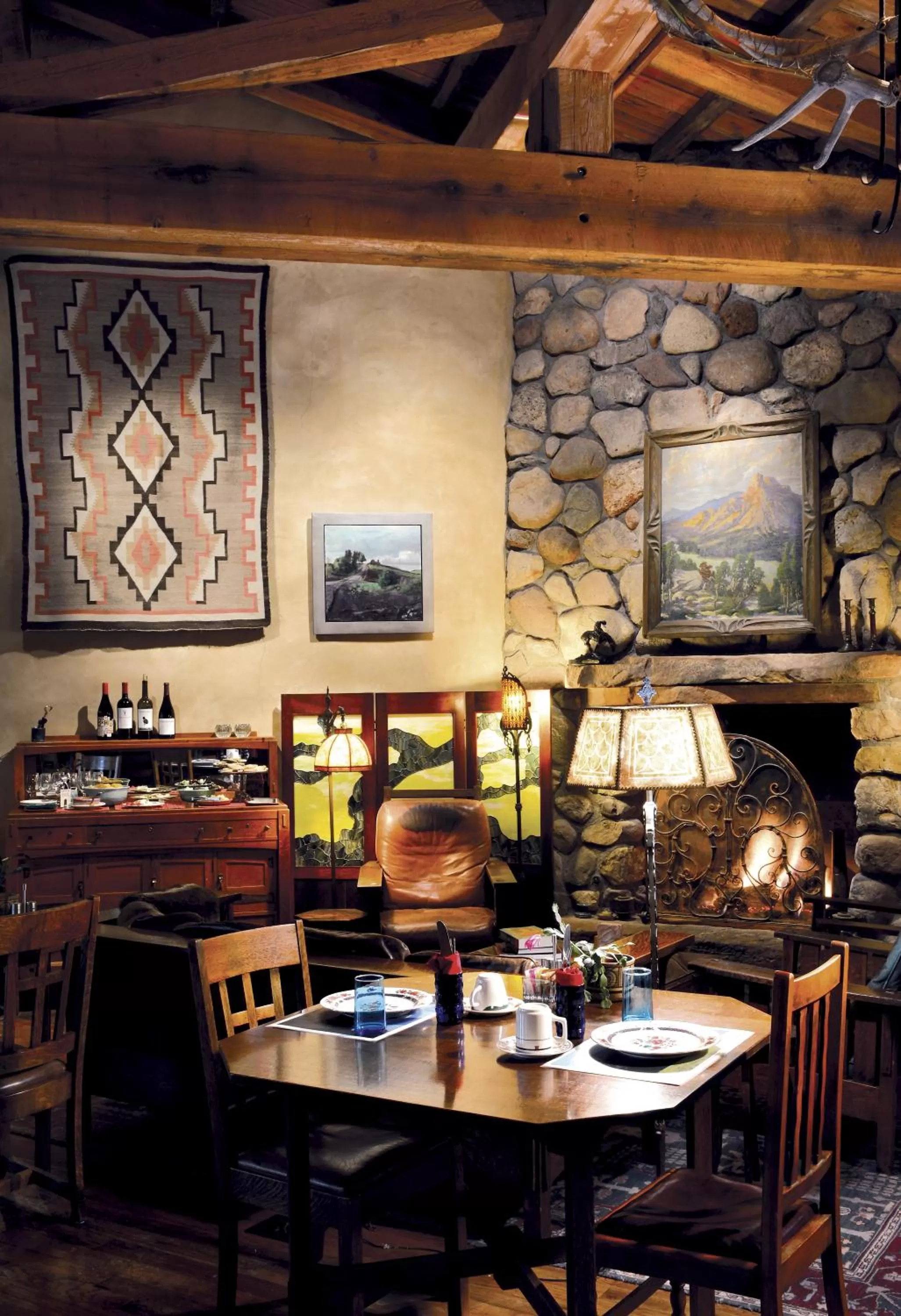 Communal lounge/ TV room in El Portal Sedona Hotel