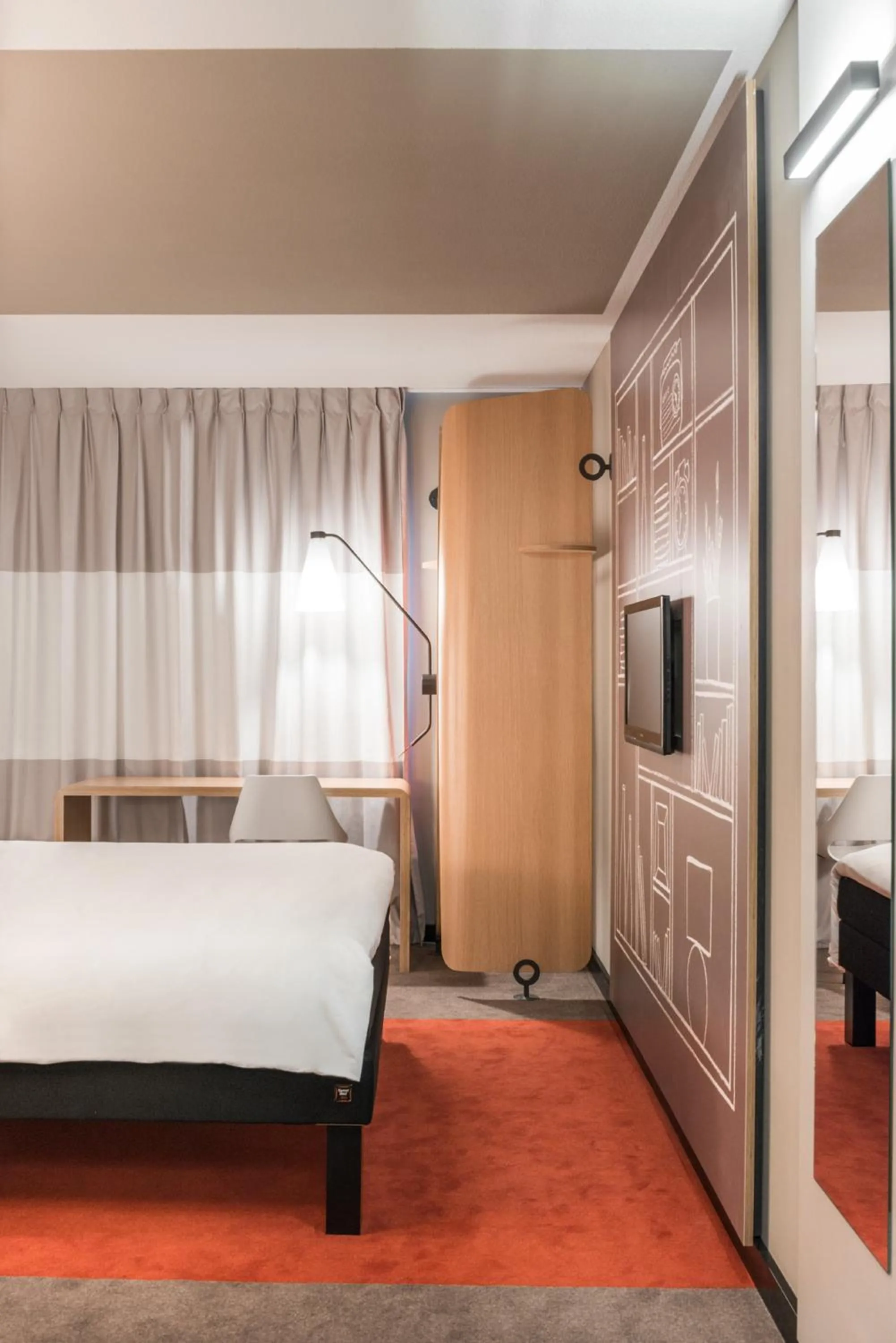 TV and multimedia, Bed in ibis Paris Vanves Parc des Expositions