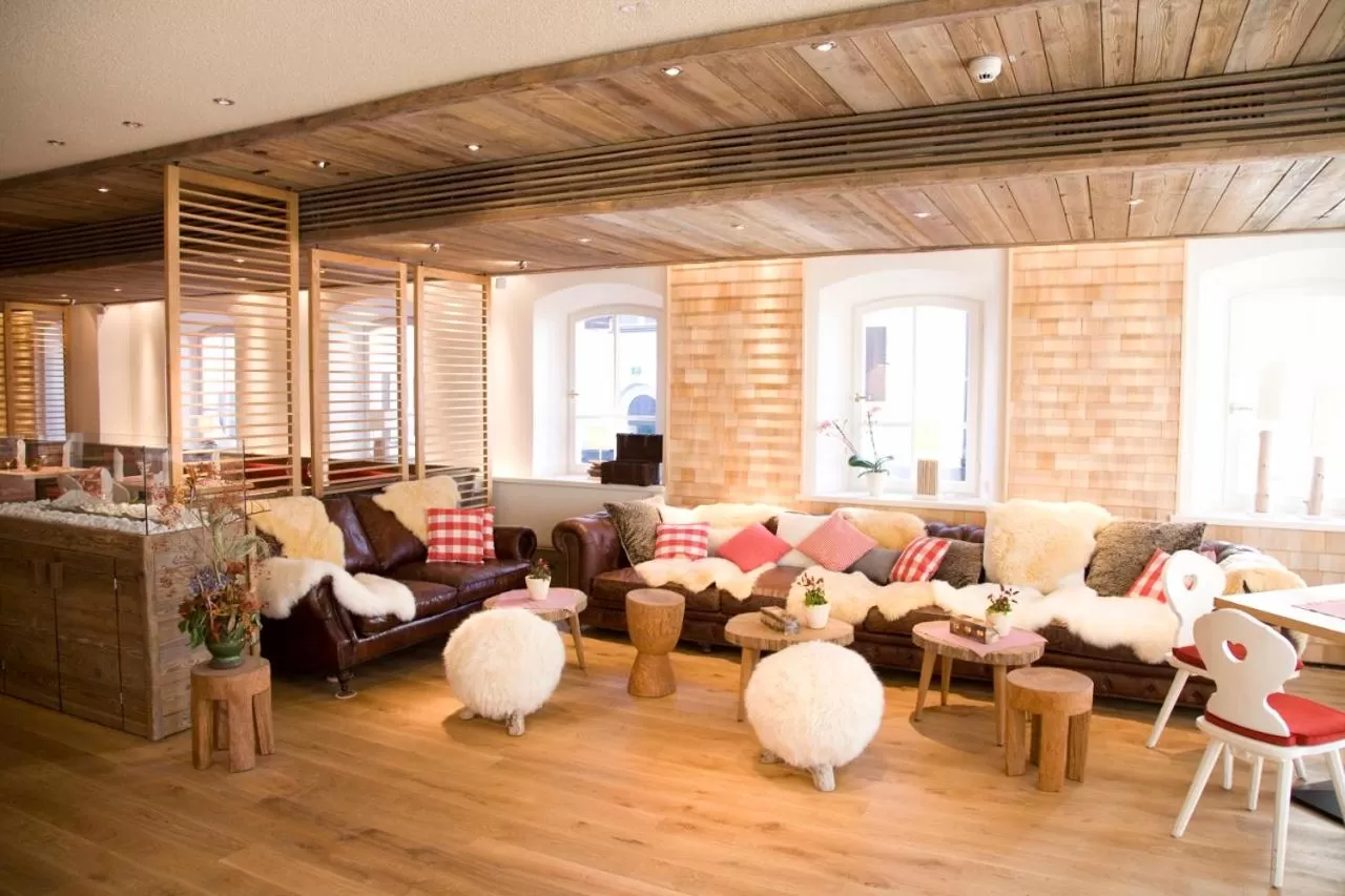 Lounge or bar, Restaurant/Places to Eat in Alpin Lifestyle Hotel Löwen & Strauss