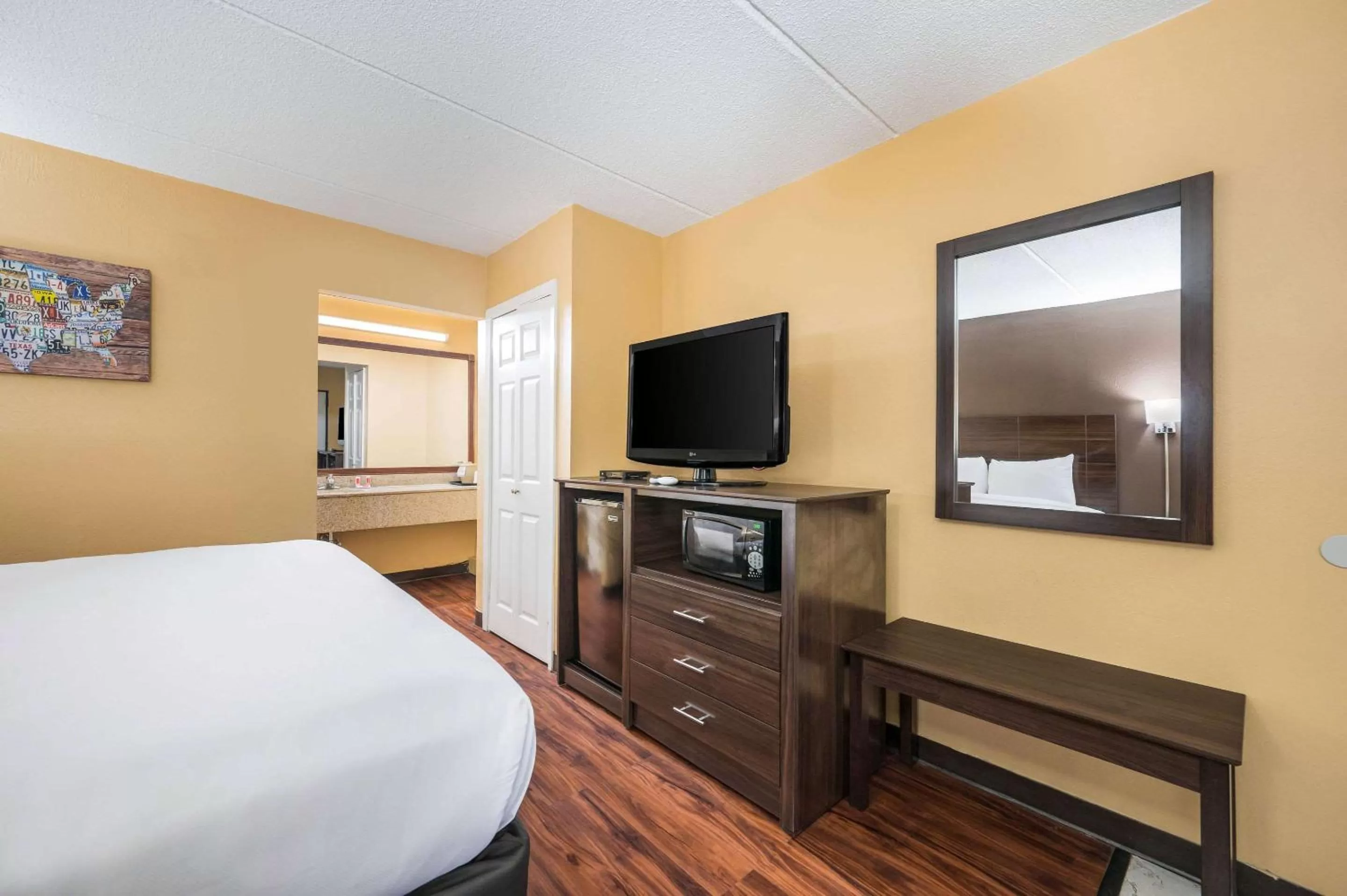 Photo of the whole room, Bed in Econo Lodge Columbus near Airport